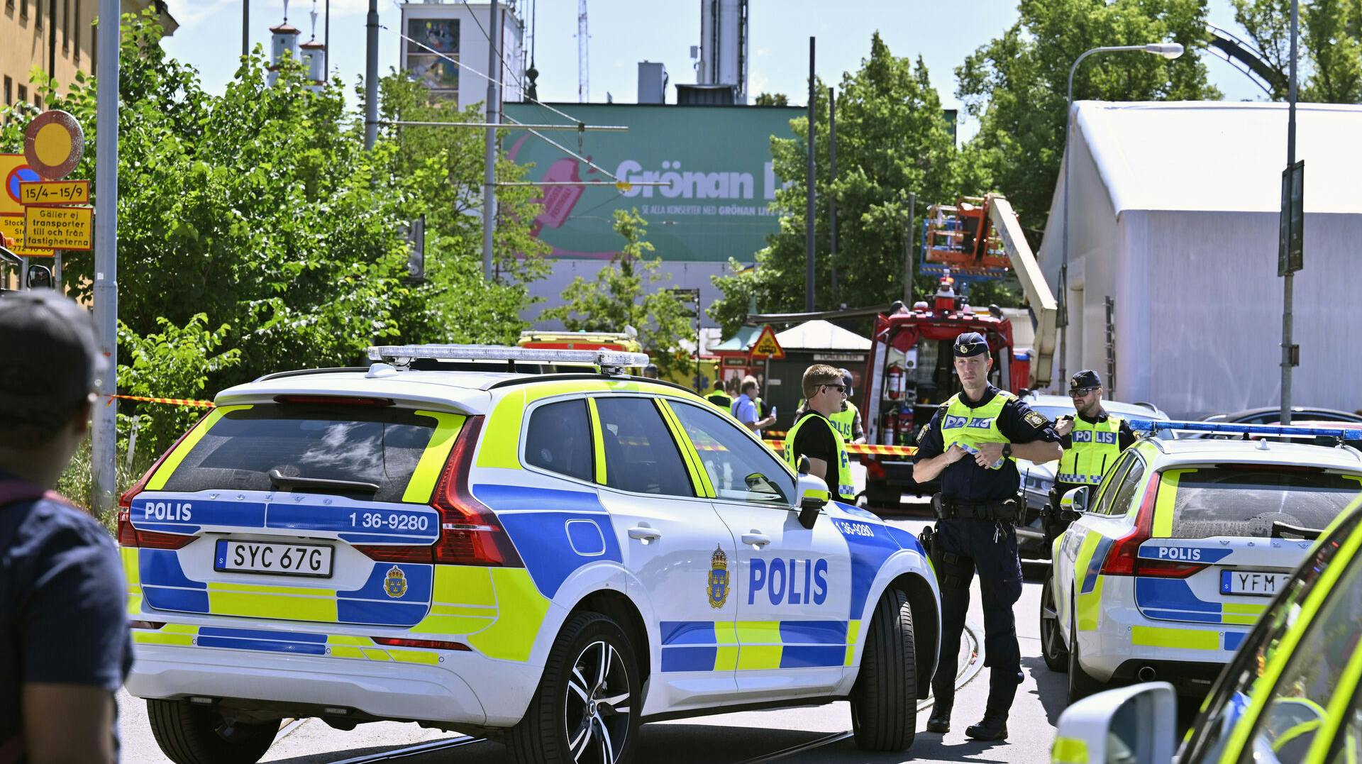 Politiet og ambulancereddere er massivt til stede i forlystelsesparken Gröna Lund, hvor en person er død efter et fald fra en rutsjebane. 