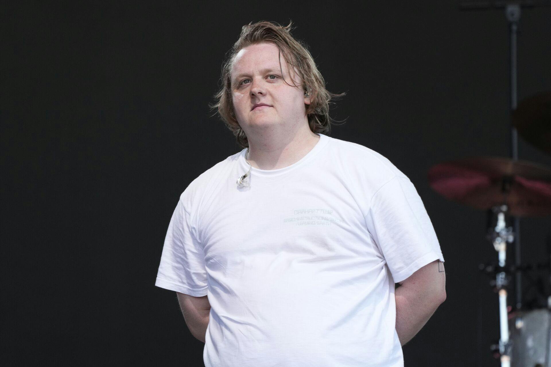 Lewis Capaldi var tydeligt rørt over sine fans og den massive opbakning han fik, da alt gik galt på scenen.