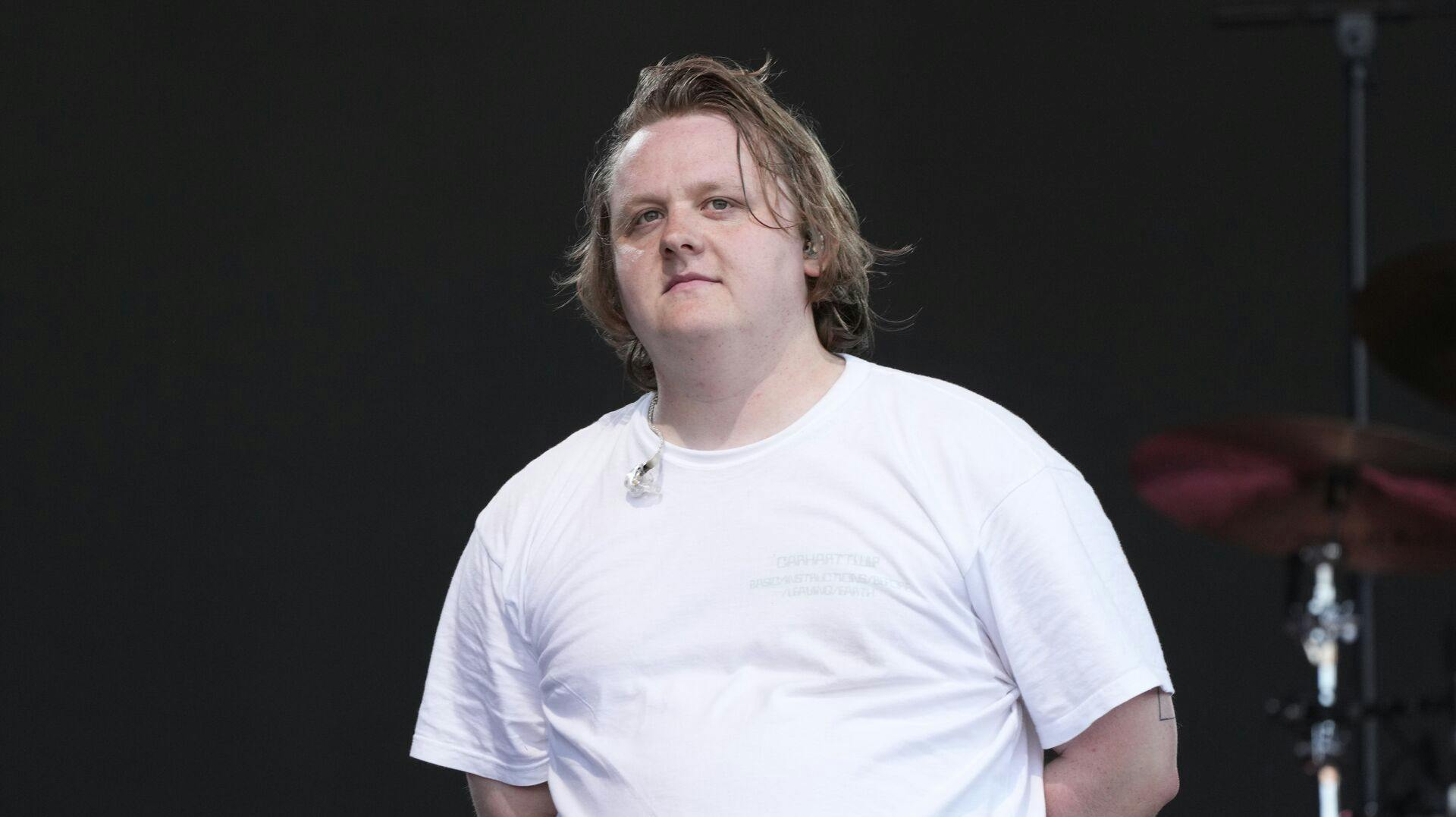 Lewis Capaldi var tydeligt rørt over sine fans og den massive opbakning han fik, da alt gik galt på scenen.