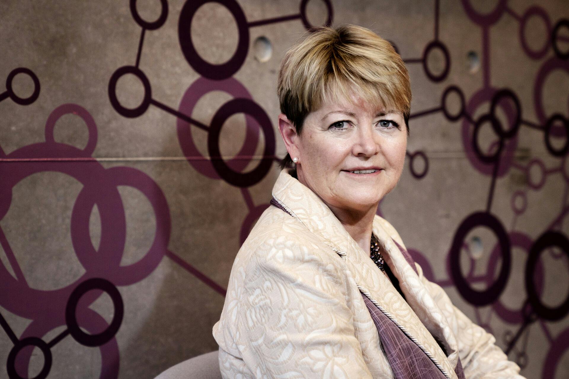 Lundbecks topchef, Deborah Dunsire, har valgt at trække sig fra sin stilling og afløses af Charl van Zyl senest 1. oktober i år, oplyser Lundbeck mandag.