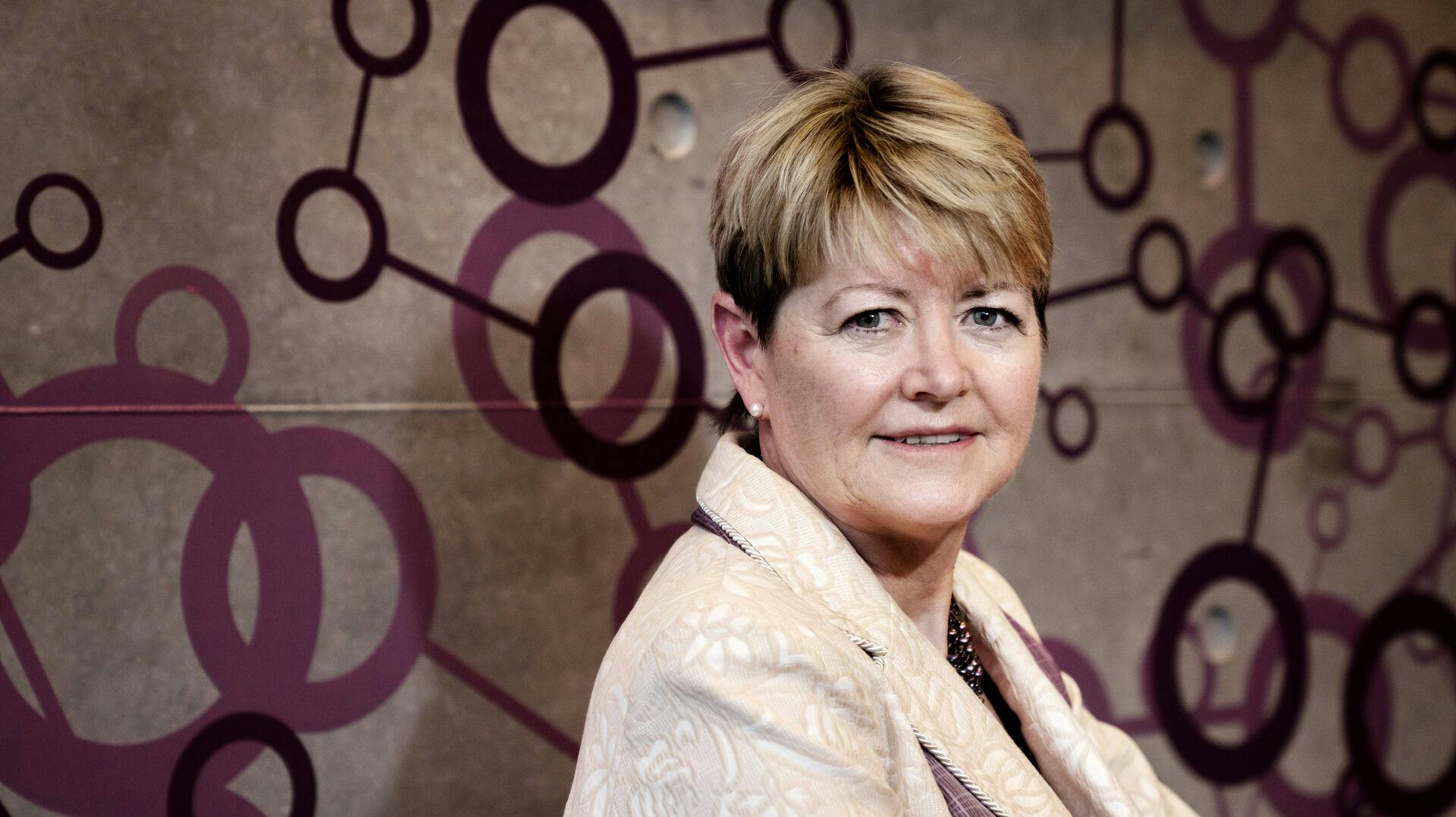 Lundbecks topchef, Deborah Dunsire, har valgt at trække sig fra sin stilling og afløses af Charl van Zyl senest 1. oktober i år, oplyser Lundbeck mandag.