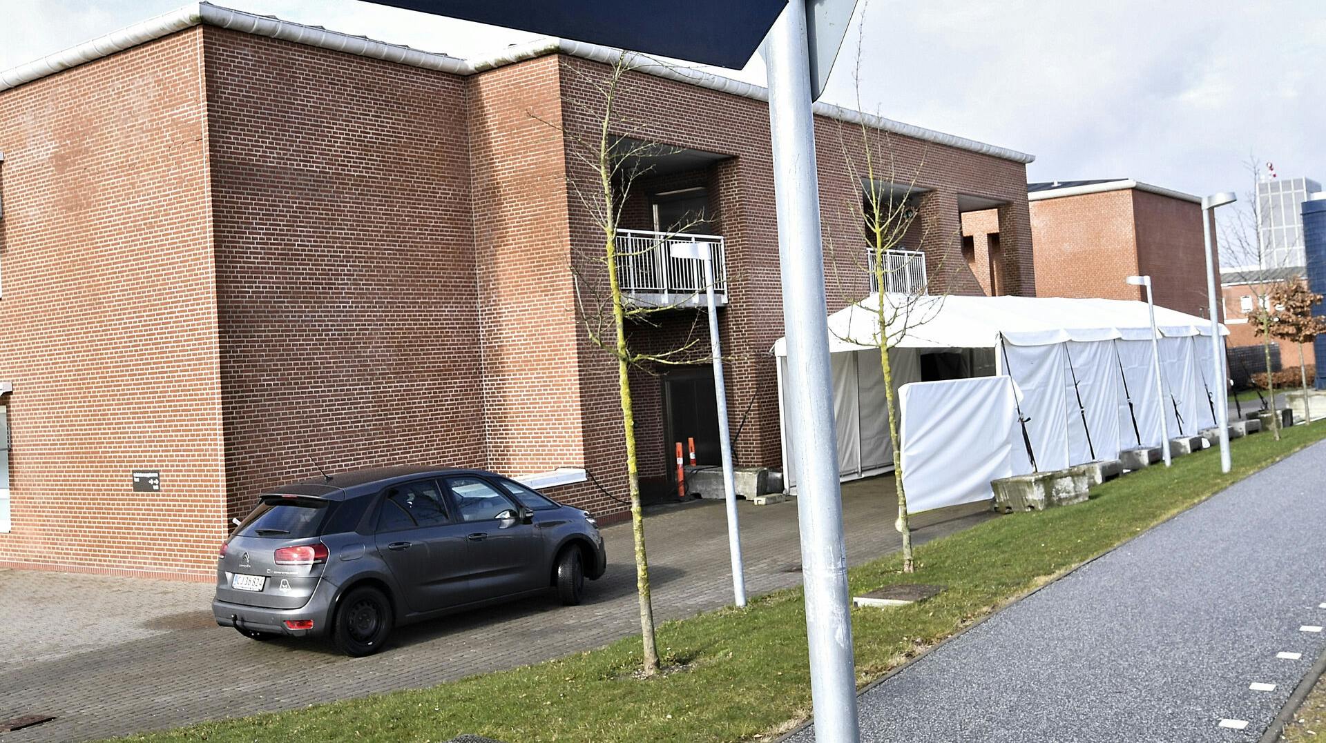 En patient, der ventede for længe på tarmkræftoperation, har fået 60.000 kroner i erstatning for psykiske mén.