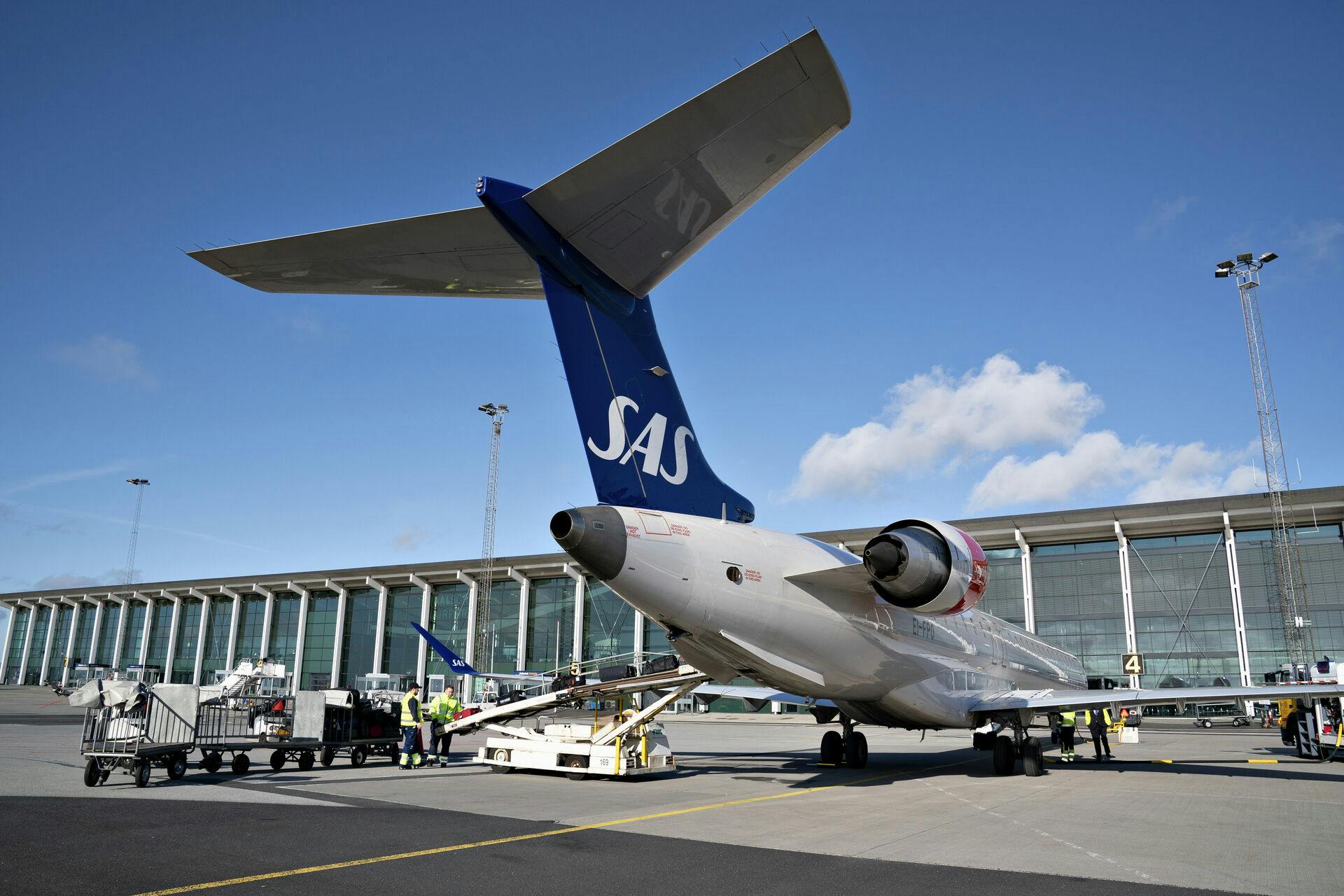 Et SAS fly ankommer til Aalborg Lufthavn , mandag den 16. marts 2020. Som økonomisk følge af COVID-19 har SAS måttet skære i deres flyvninger og den eneste flyrute de opretholder i Danmark er København - Aalborg.. (Foto: Henning Bagger/Ritzau Scanpix)