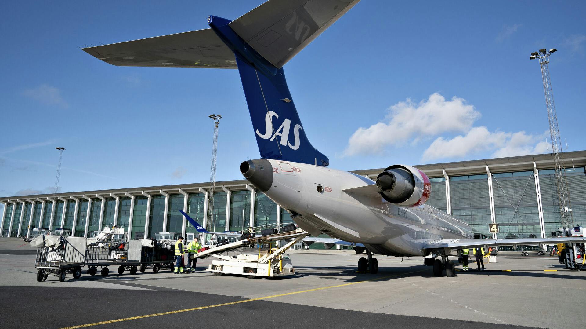 Et SAS fly ankommer til Aalborg Lufthavn , mandag den 16. marts 2020. Som økonomisk følge af COVID-19 har SAS måttet skære i deres flyvninger og den eneste flyrute de opretholder i Danmark er København - Aalborg.. (Foto: Henning Bagger/Ritzau Scanpix)