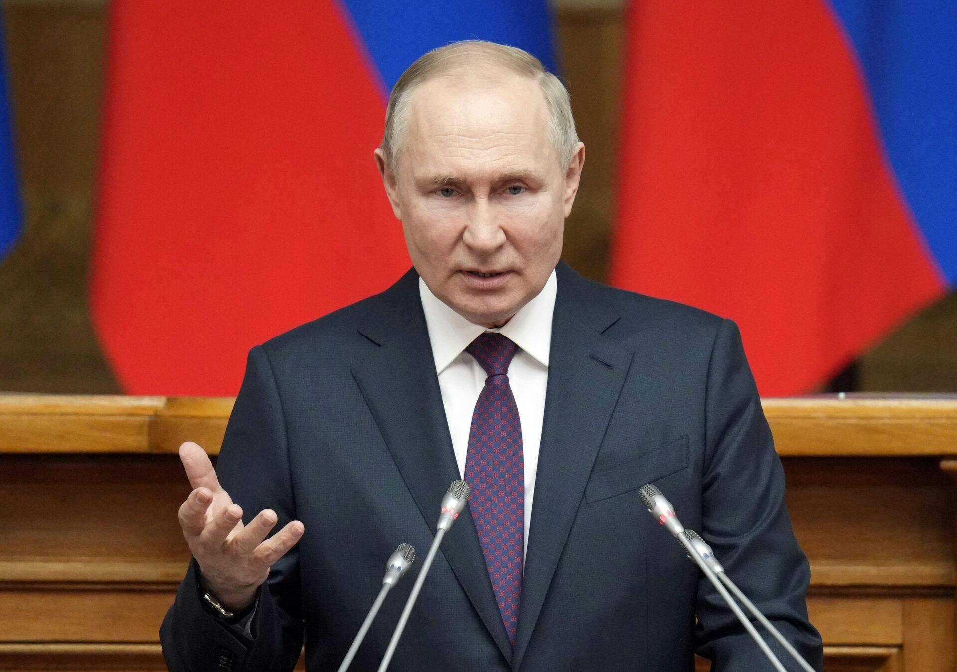 TOPSHOT - Russian President Vladimir Putin meets with members of the Legislative Council of the Federal Assembly ahead of Russia's Parliamentary Day in Saint Petersburg on April 28, 2023. (Photo by Alexey DANICHEV / SPUTNIK / AFP)