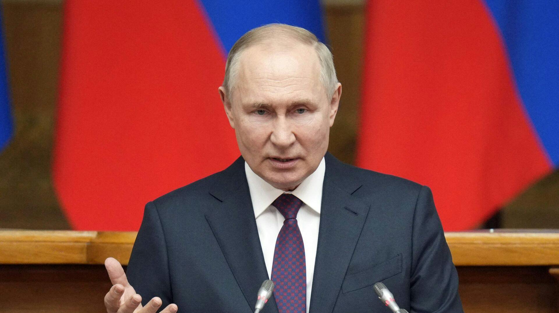 TOPSHOT - Russian President Vladimir Putin meets with members of the Legislative Council of the Federal Assembly ahead of Russia's Parliamentary Day in Saint Petersburg on April 28, 2023. (Photo by Alexey DANICHEV / SPUTNIK / AFP)