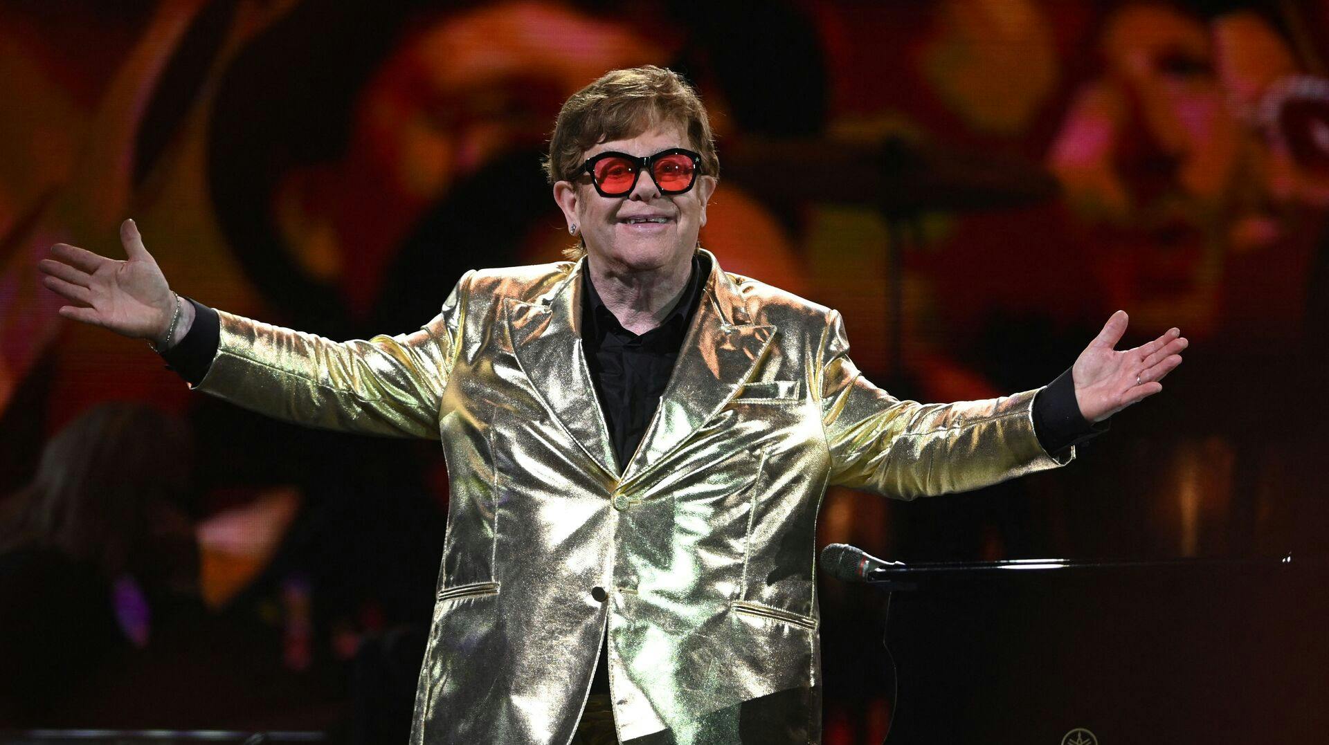 Elton John takkede briterne for 52 års kærlighed og loyalitet under sin koncert på Glastonbury søndag aften.