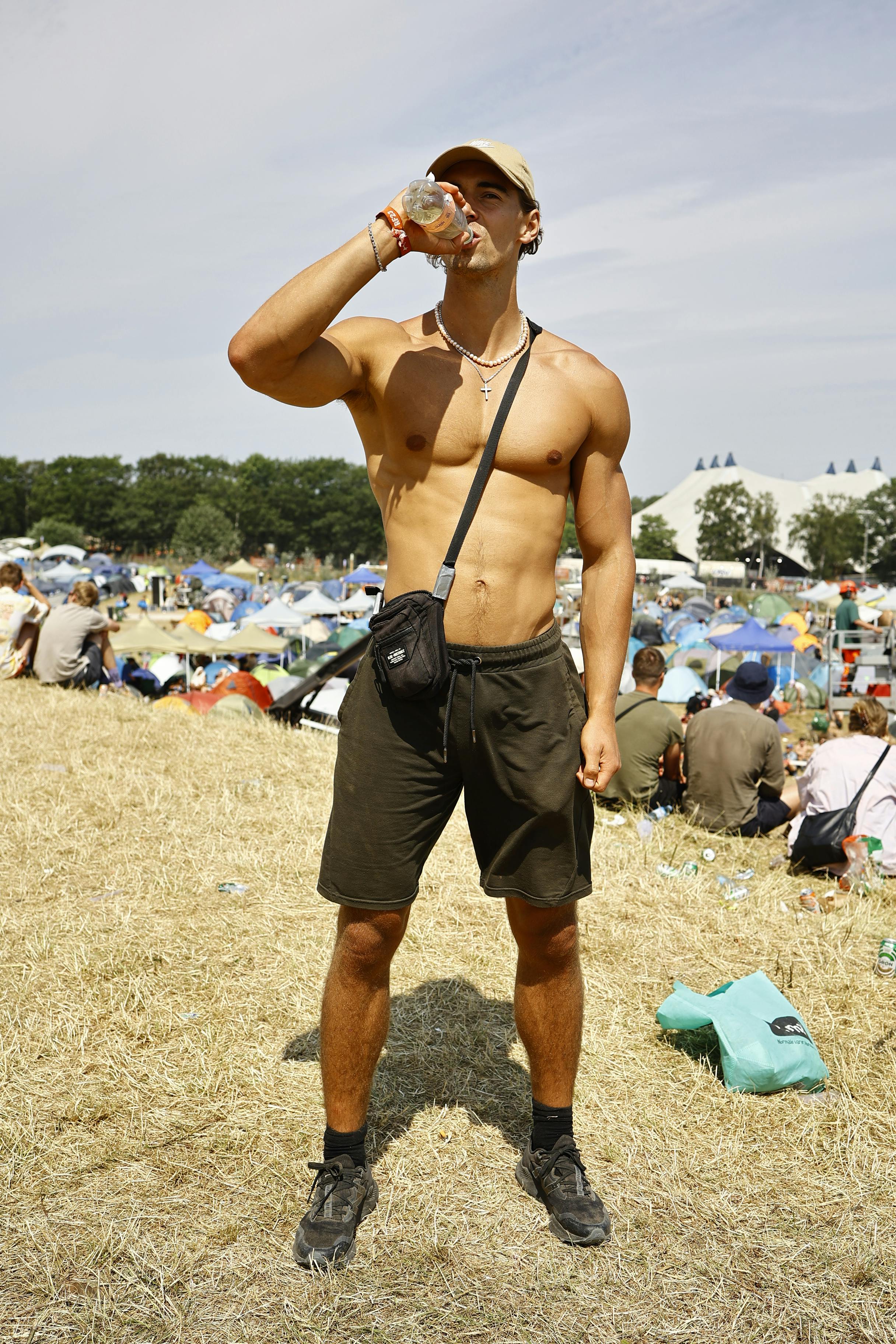 Adam holdt sig lige på vandvognen, da et interview inde i København ventede senere på dagen 