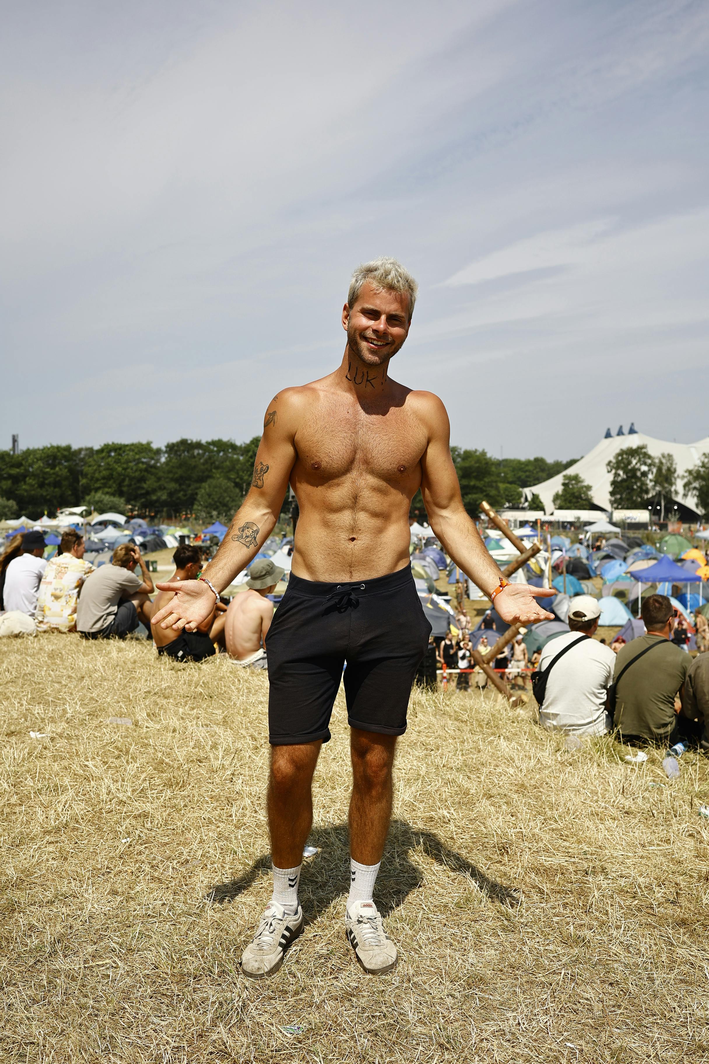 Stig fra "Bachelorette" var også i højt humør - men dette var også før regnen ramte 