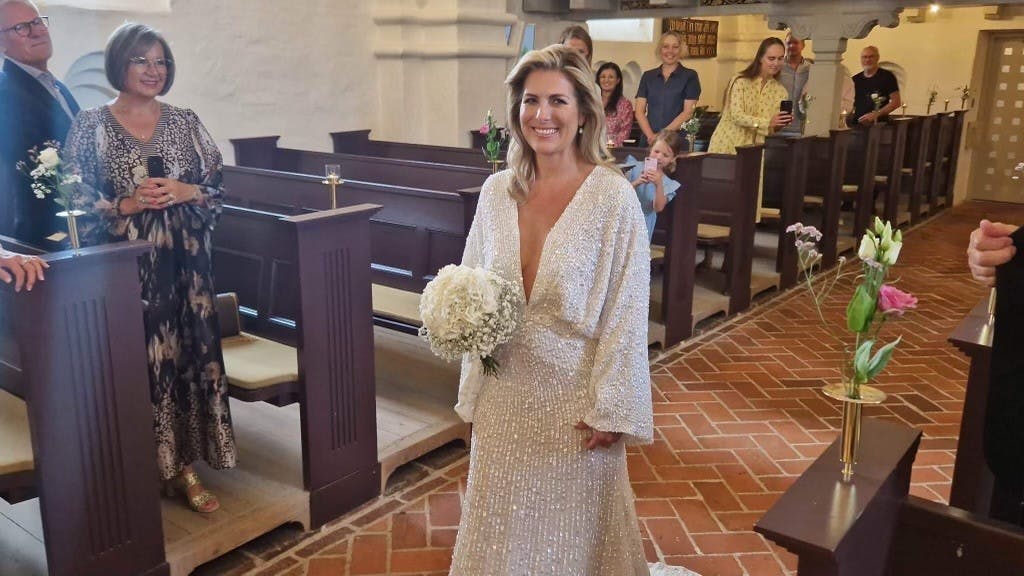 Vickie Jo Ringgaard på vej op af kirkegulvet i sin smukke kjole.