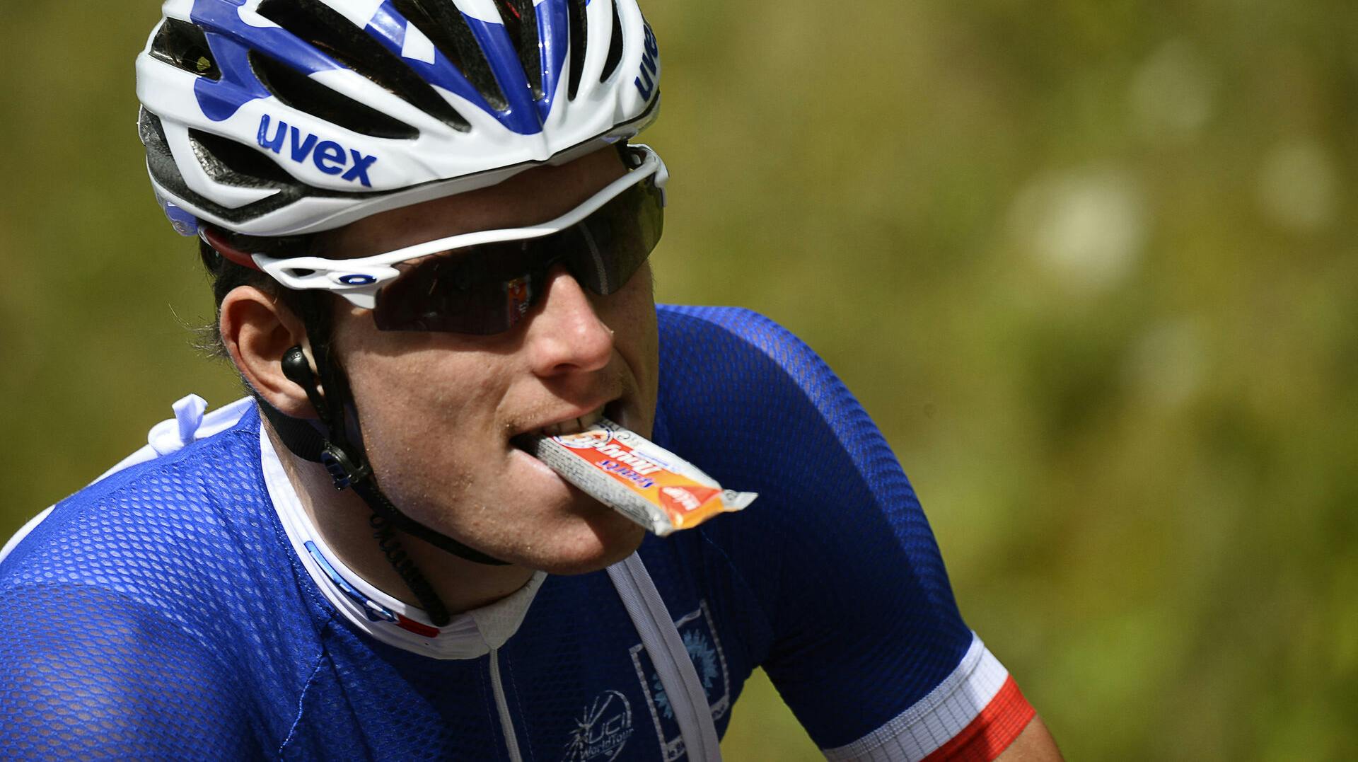 Det er vigtigt for rytterne at få noget indenbords, når de kører ud på de lange Tour de France-etaper.
