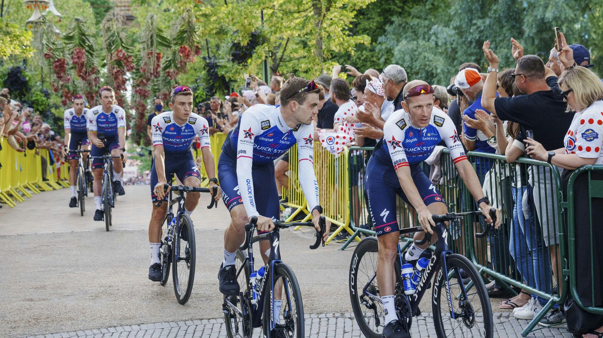 Kasper Asgreen (front L) and Mikkel Mørkøv (front R) of Team Quick-Step passing through Tivoli before the team presentation of Tour de France in Copenhagen, Denmark on June 29, 2022.. (Foto: Bo Amstrup/Ritzau Scanpix)