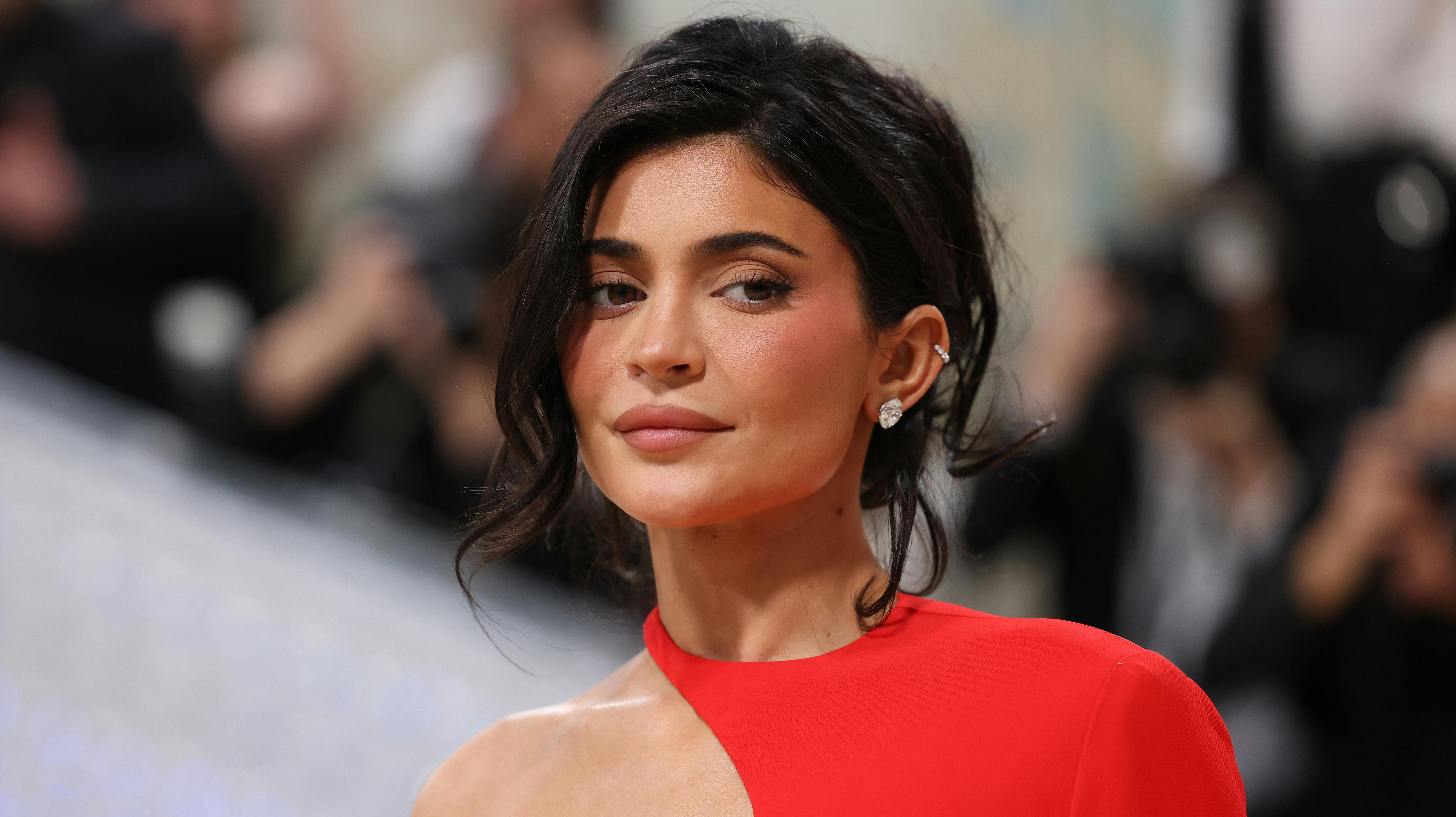 Hele 16 måneder skulle der gå, men nu har Kylie Jenners søn officielt fået sit navn.