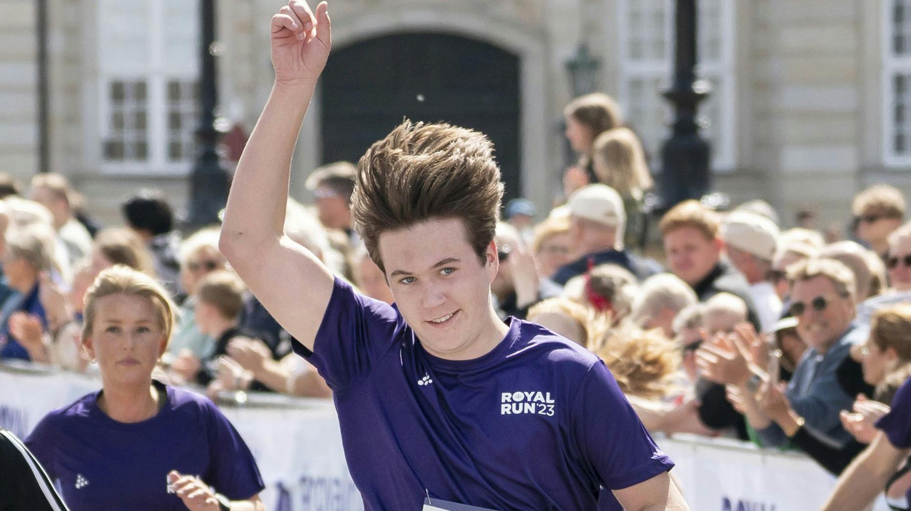 Den er hjemme! Prins Christian behøves ikke løbe eller cykle til arbejdet længere - han er nemlig blevet bilist.