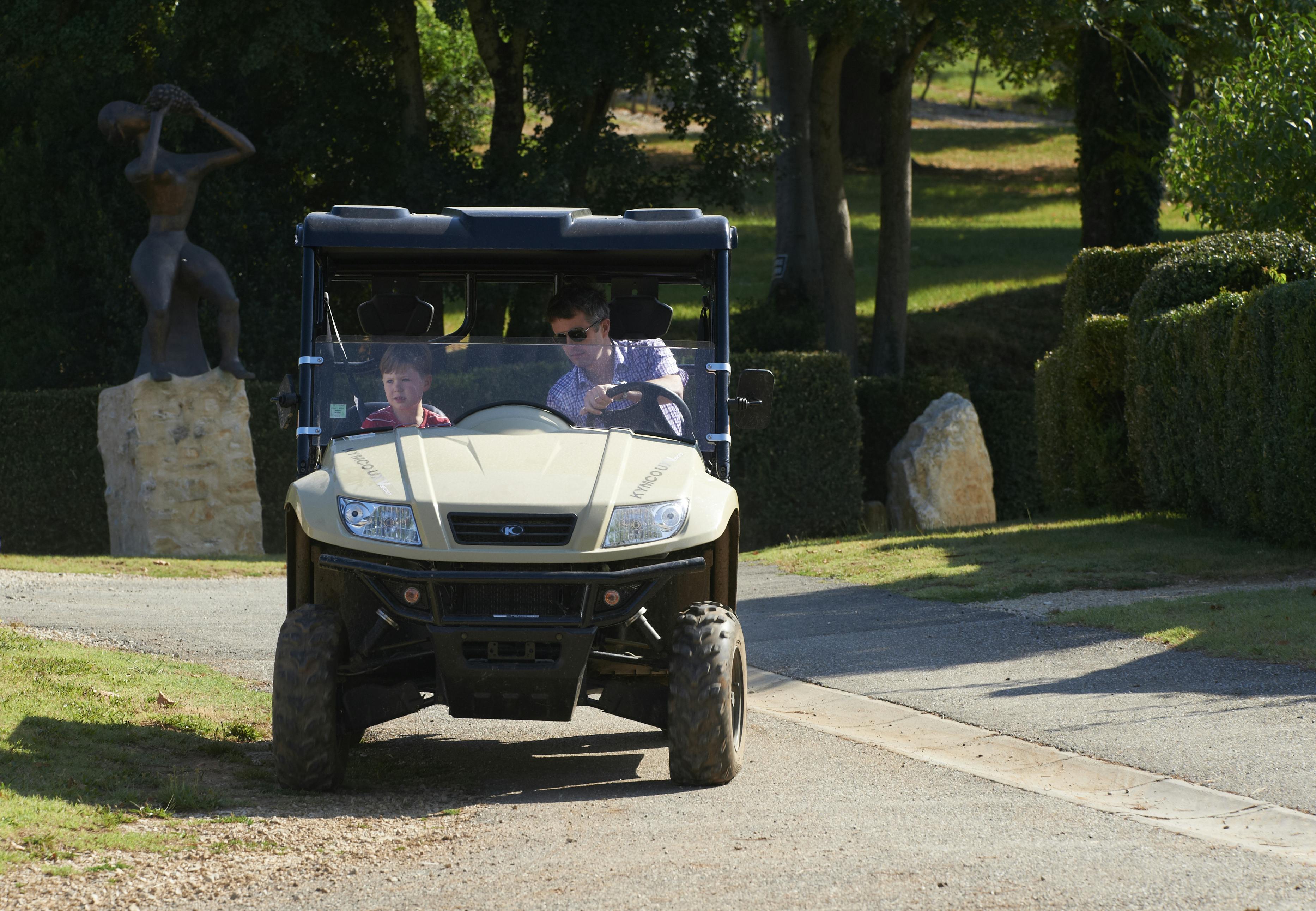 Prins Christian er vant til blive kørt rundt. Men nu kan kronprins Frederik roligt overgive rattet til den unge prins. Han har nemlig fået kørekort.