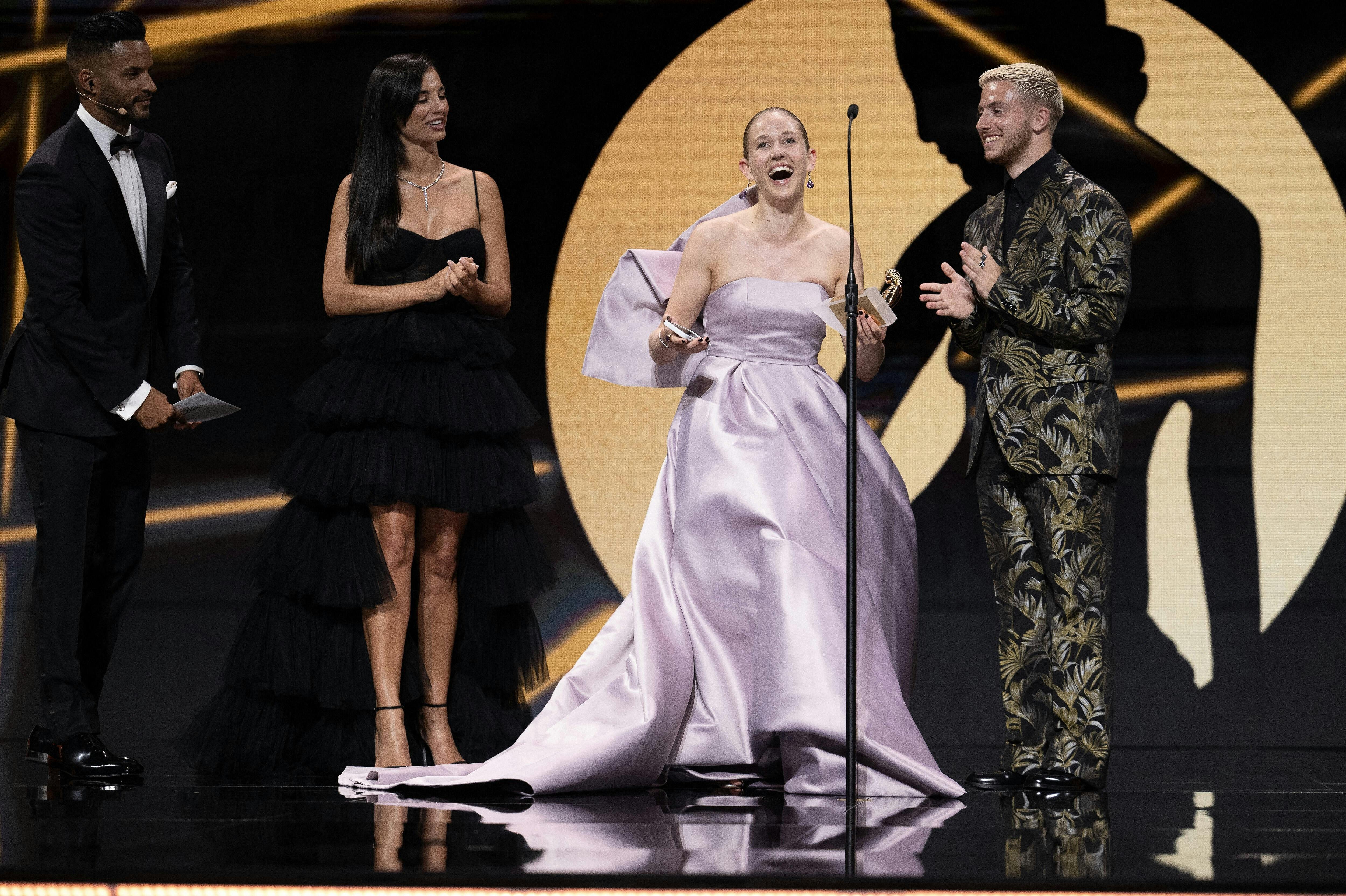 Lykken lyste ud af Marie Reuther, 27, da hun vandt prisen som ”bedste skuespillerinde” ved tv-festivalen i Monte-Carlo for sin præstation i TV 2-serien ”Dansegarderoben”.