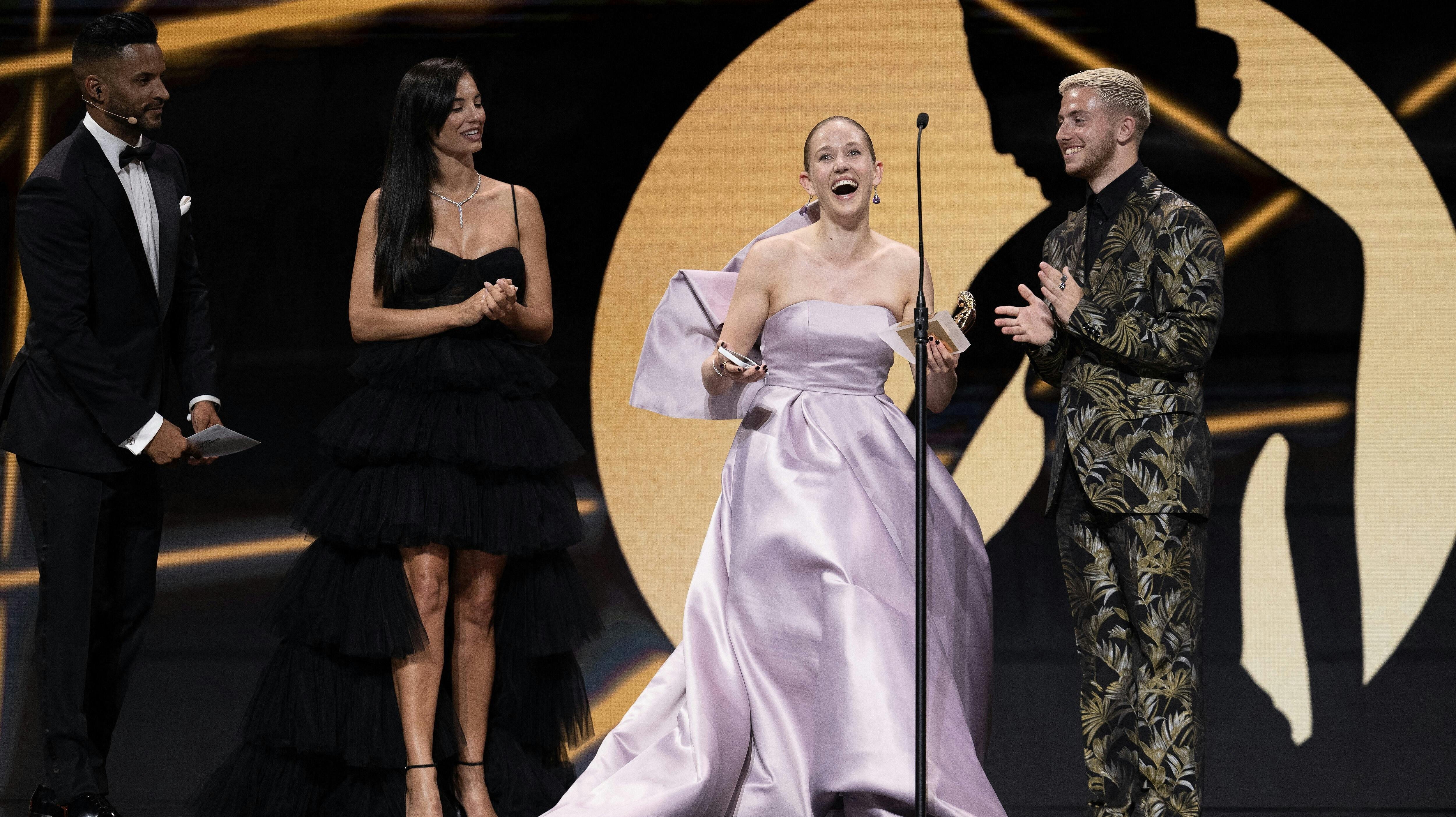 Lykken lyste ud af Marie Reuther, 27, da hun vandt prisen som ”bedste skuespillerinde” ved tv-festivalen i Monte-Carlo for sin præstation i TV 2-serien ”Dansegarderoben”.