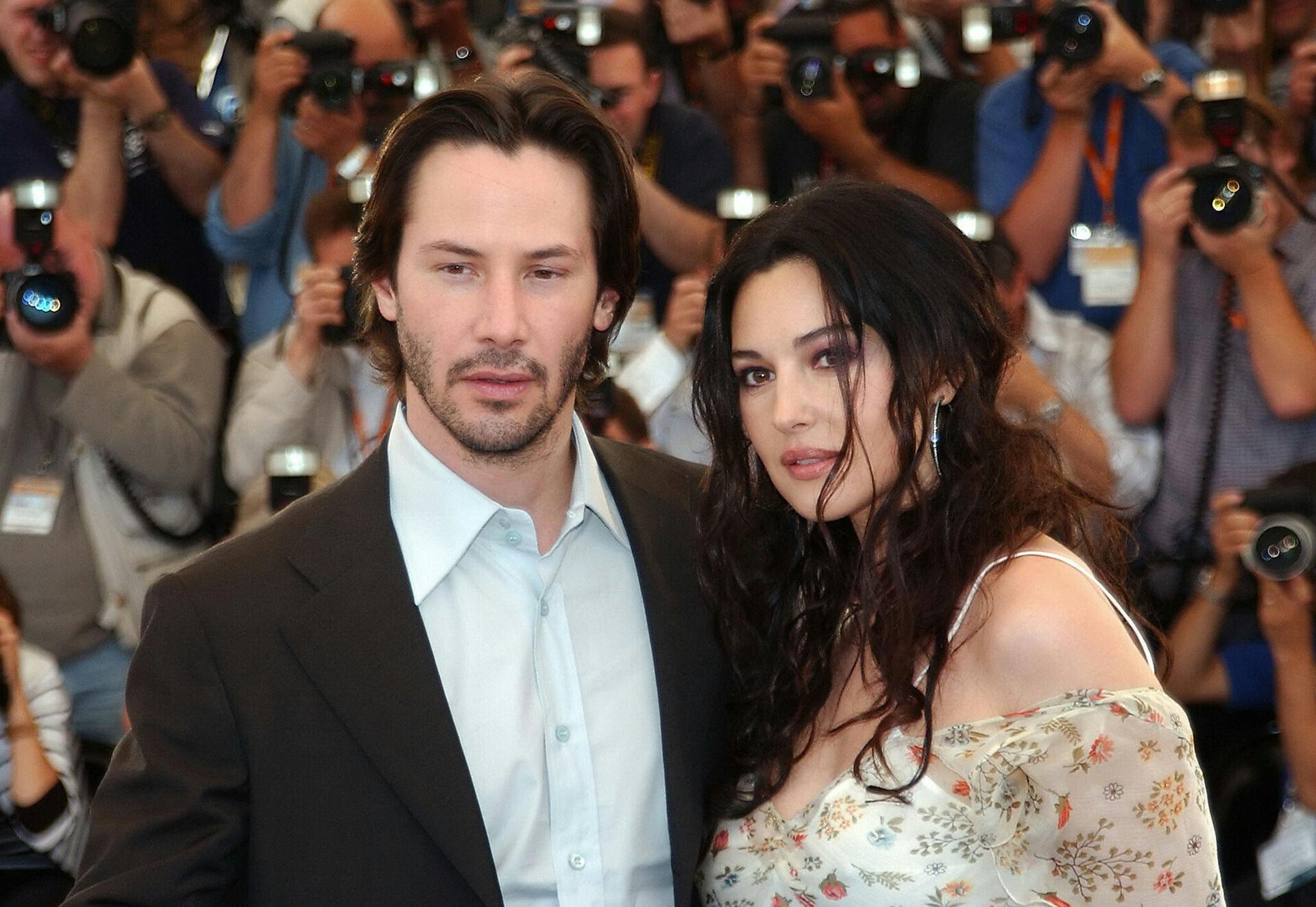 Den italienske skuespillerinde Monica Bellucci (th.) danner nu officielt par med instruktør Tim Burton. Her fotograferet med kollegaen Keanu Reeves.