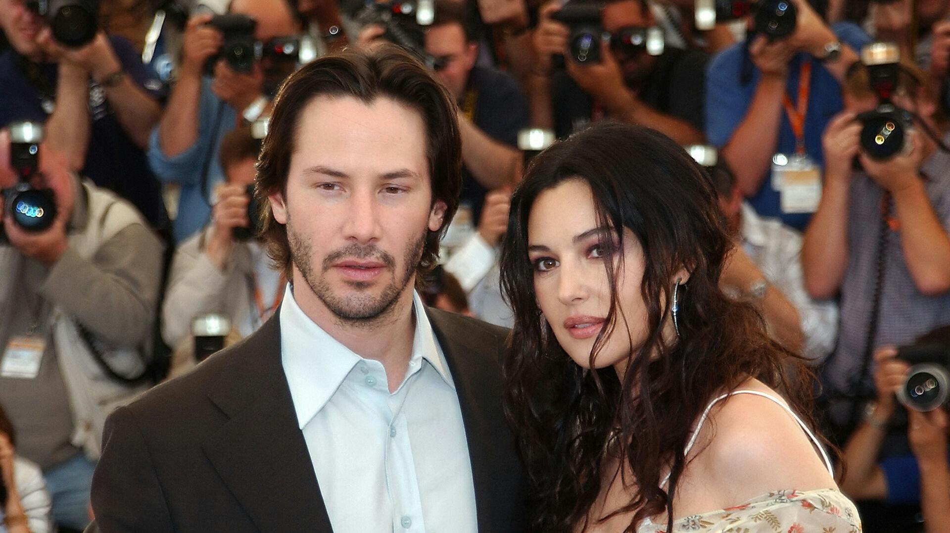 Den italienske skuespillerinde Monica Bellucci (th.) danner nu officielt par med instruktør Tim Burton. Her fotograferet med kollegaen Keanu Reeves.