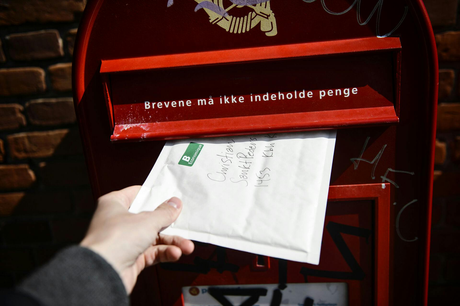 Det har kostet PostNord milliontab, at firmaet har været tvunget til at bringe breve fast ud til alle danskere. Det er slut nu - fremover styrer markedet, hvordan og hvornår du får din post og dine pakker.