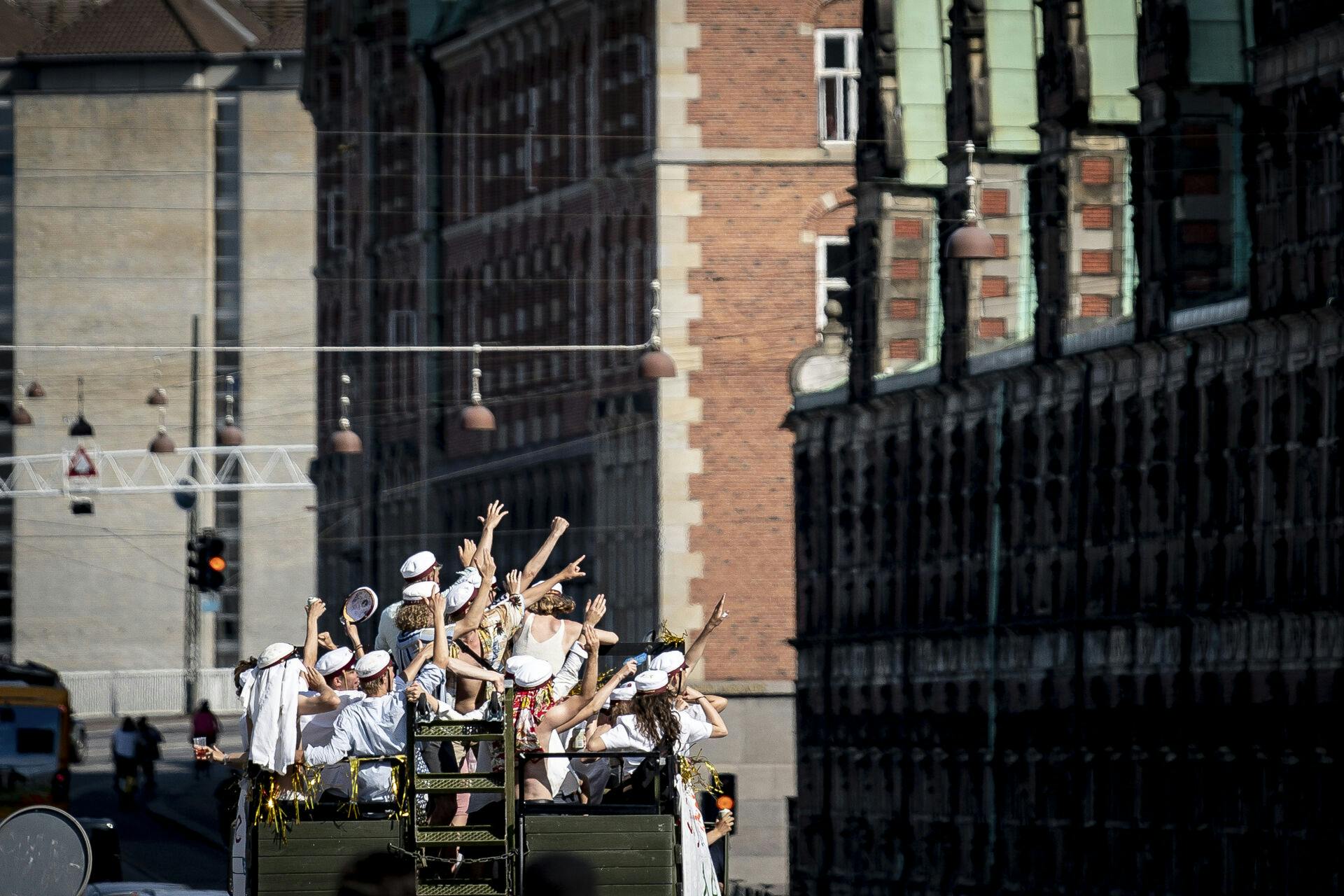 Glæden i gaderne - her er vi i København - kan hurtigt blive afløst af tragedier, hvis der ikke er styr på sikkerheden i vognen.