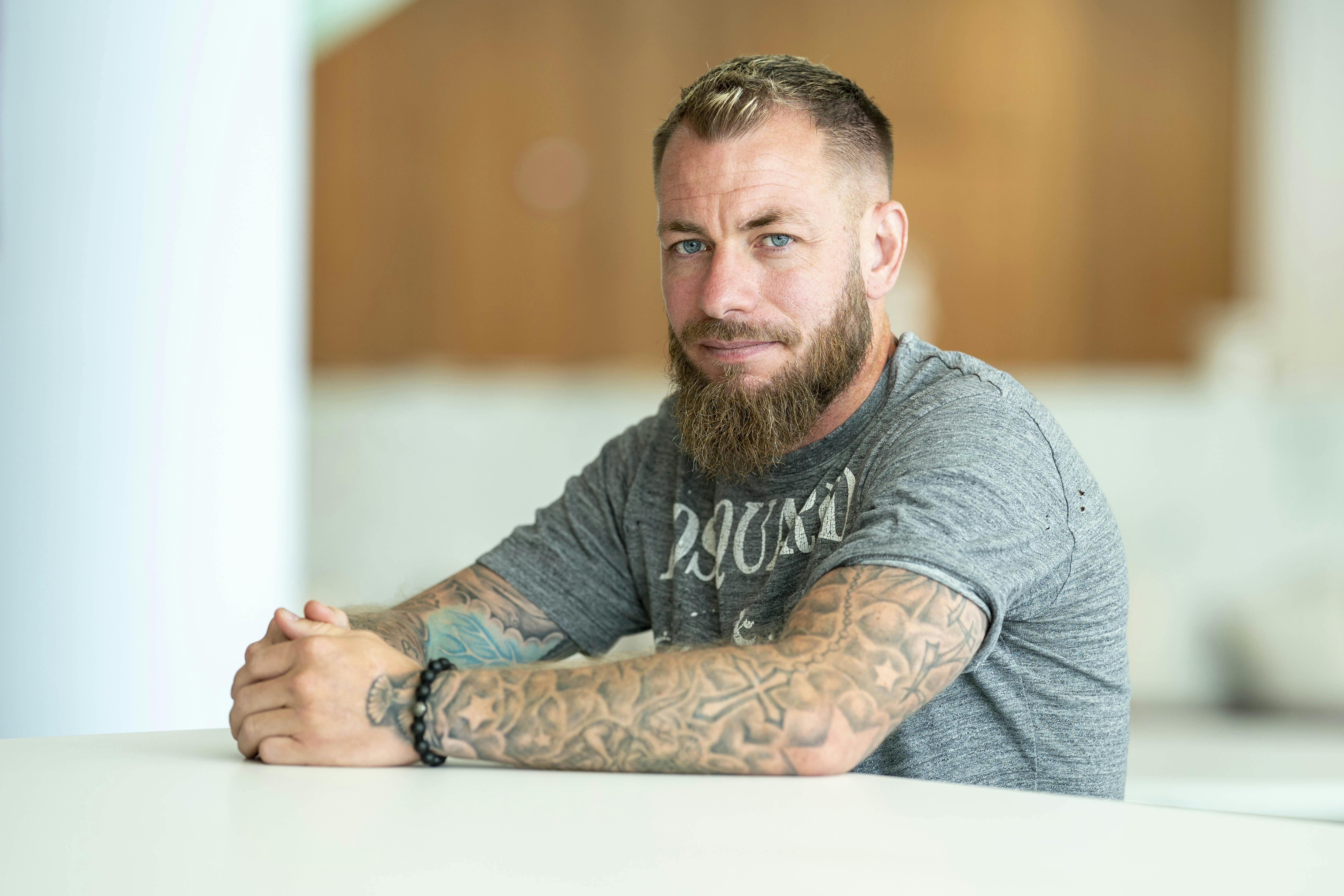 Han har brugt et halvt liv i toppen af dansk fodbold, men han fortsætter lidt endnu.