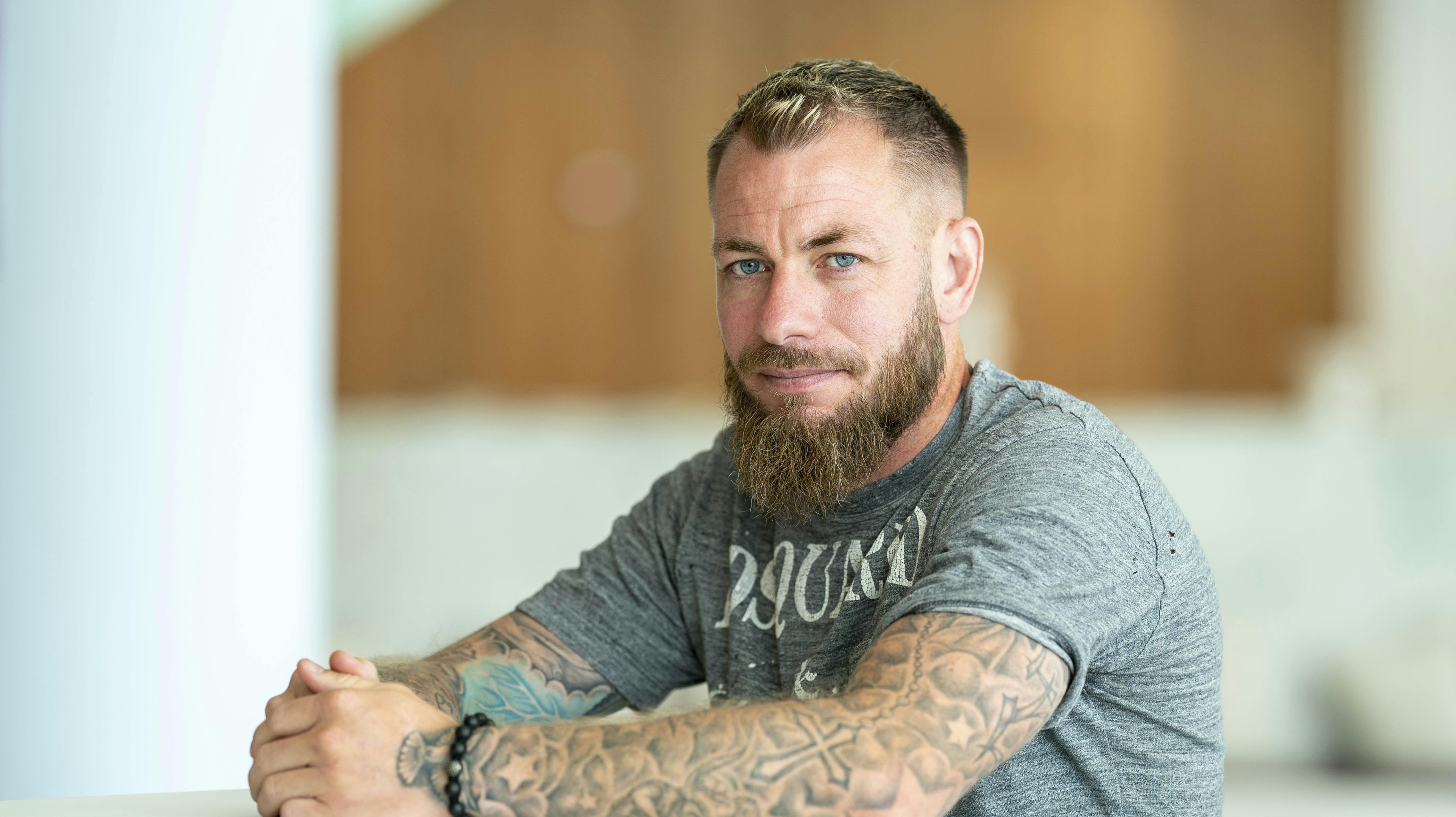 Han har brugt et halvt liv i toppen af dansk fodbold, men han fortsætter lidt endnu.