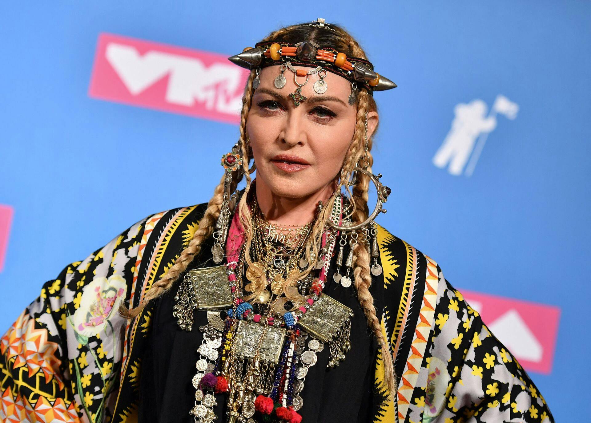 Det forventes, at den 64-årige Madonna kommer sig helt, men hun er fortsat i medicinsk behandling.