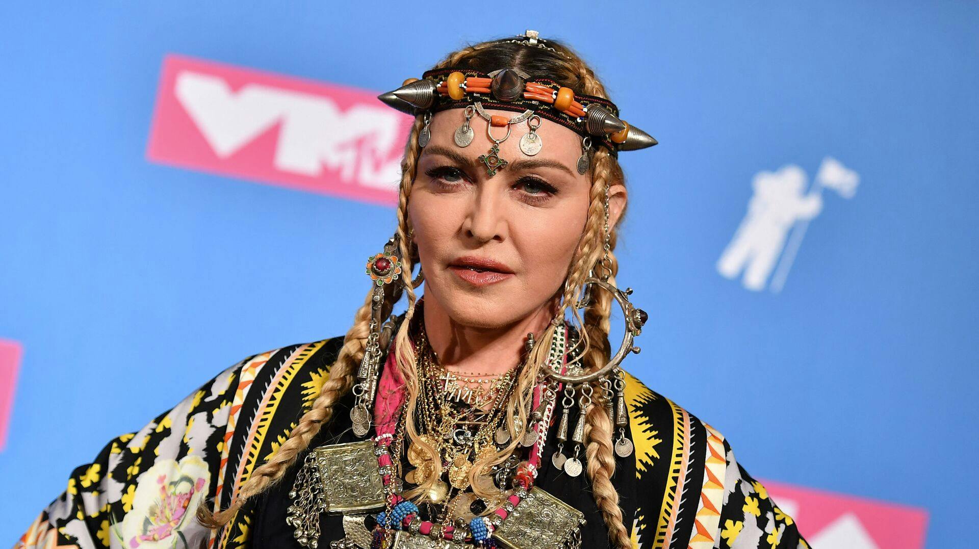 Det forventes, at den 64-årige Madonna kommer sig helt, men hun er fortsat i medicinsk behandling.