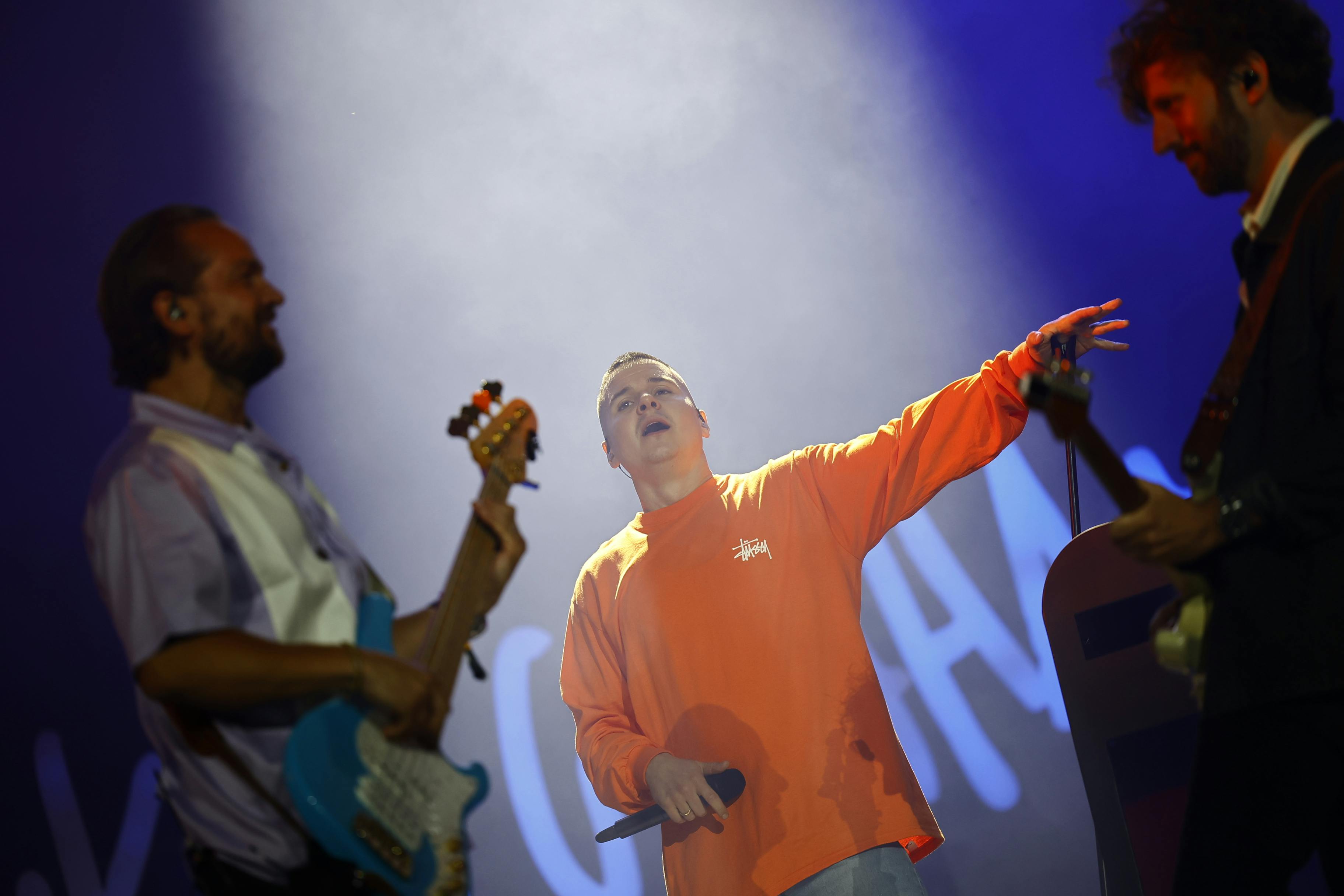 Lukas Graham har også en række af ansatte, han skal betale løn. Alligevel er det lykkedes ham at tjene så mange penge, at han alene i år kan trække 10 millioner kroner ud til sin personlige pengetank. 2,6 millioner kroner af dem sender han videre til sin private konto.