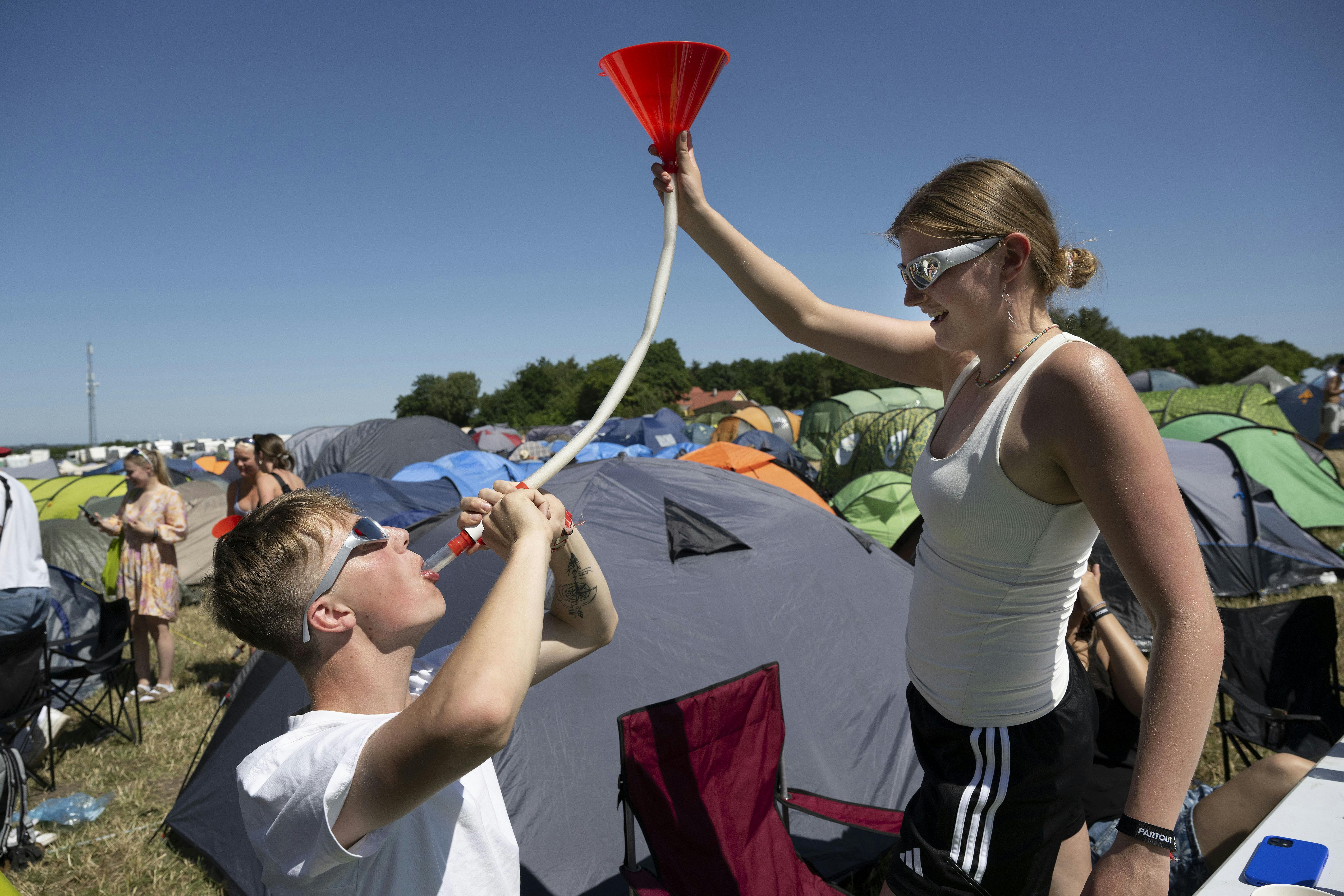 Kir serverer en ølbong til Karl Emil. 
