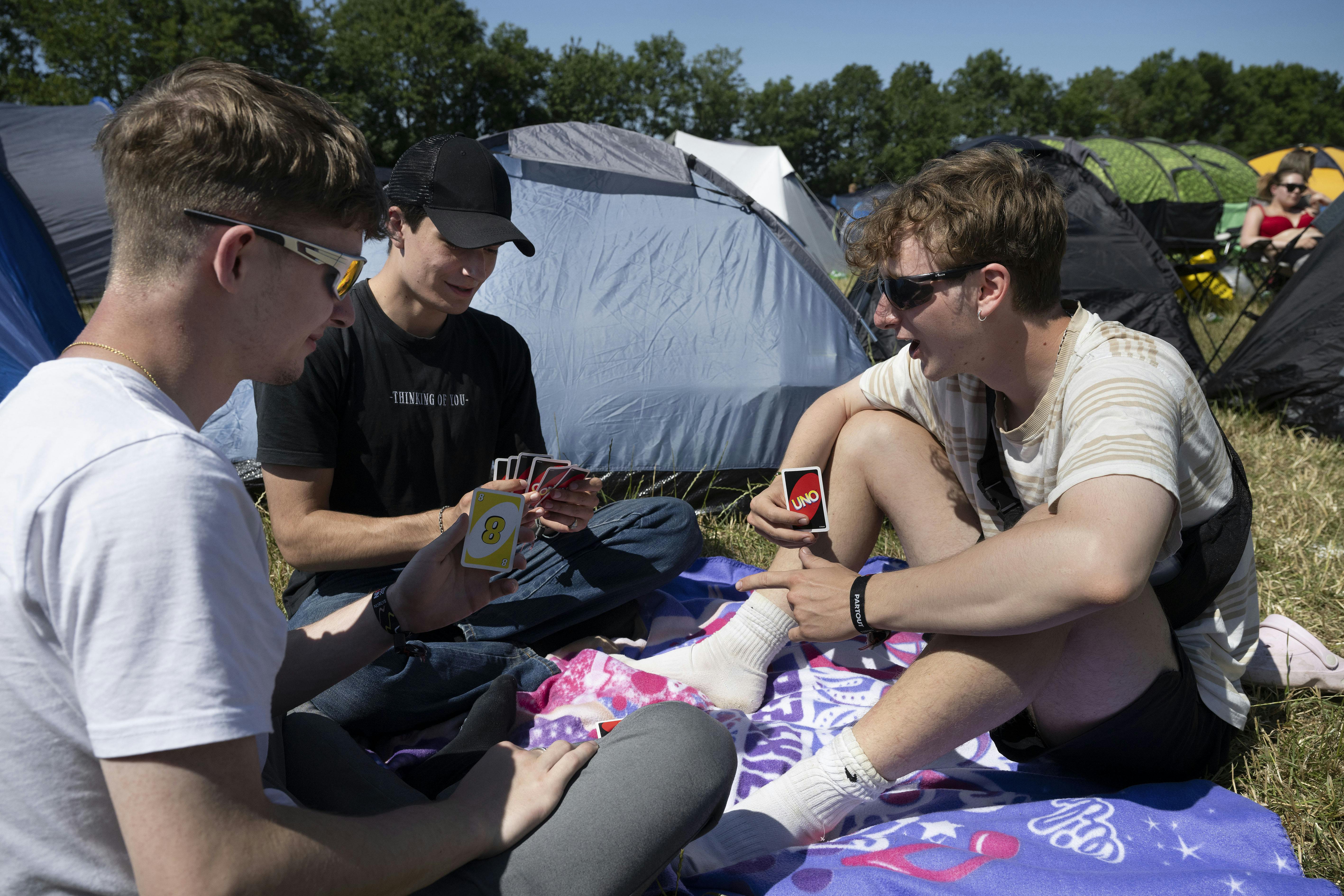 Anton, Daniel og Christian nyder solen og et slag UNO.
