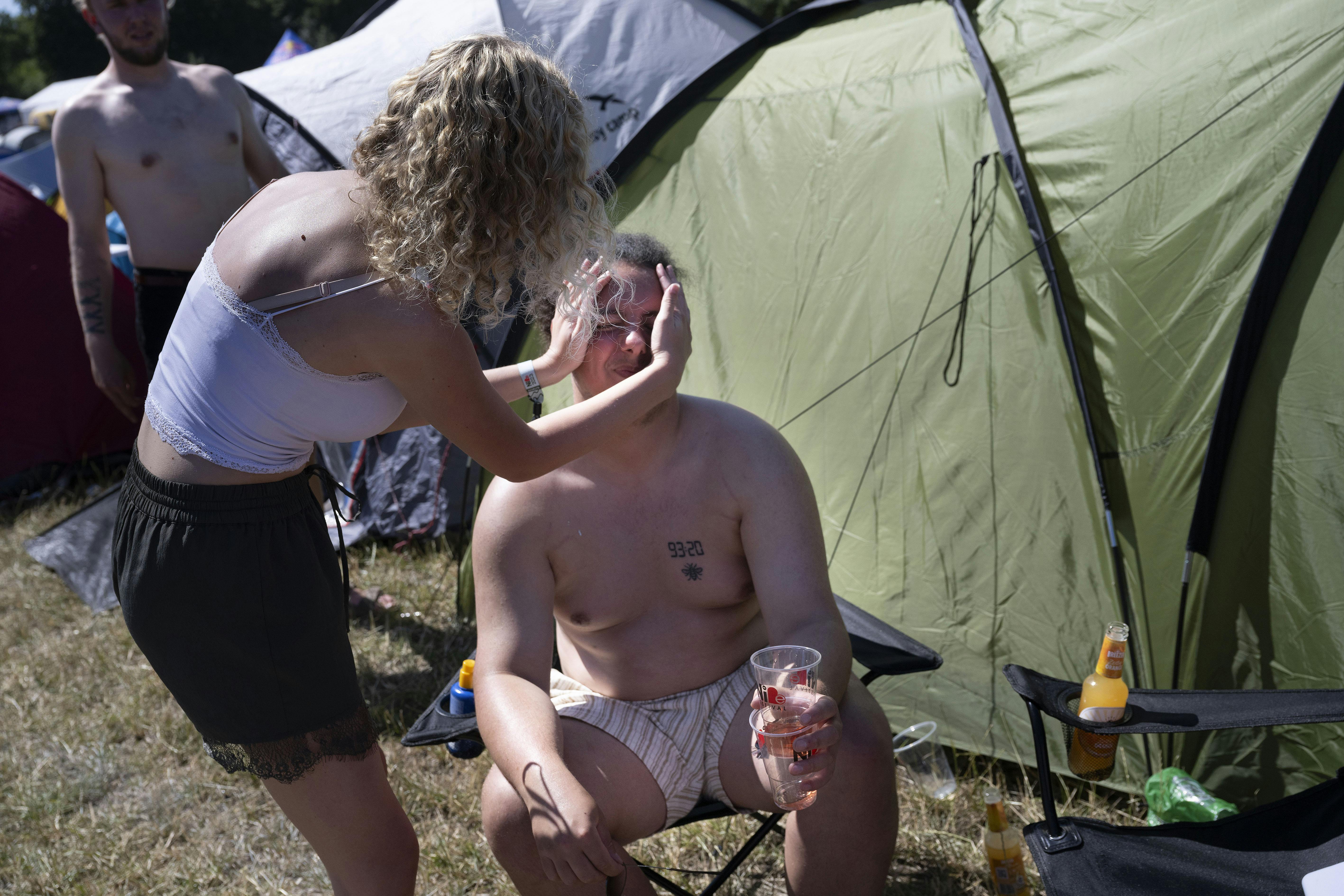 Julie sørger for, at hendes kæreste Jonathan ikke bliver solskoldet.
