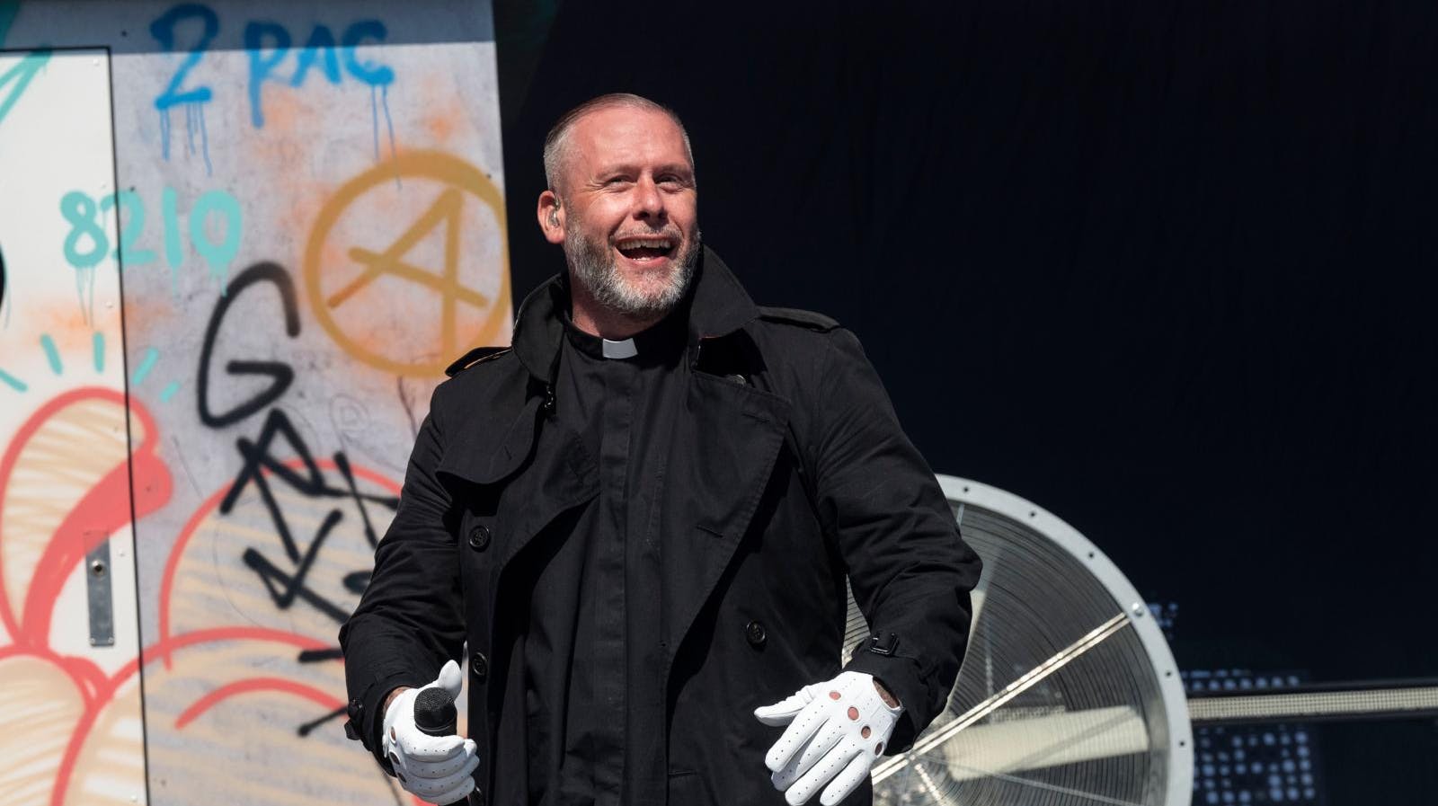 Det var hedt at være L.O.C på Nibe Festival. - Her er fucking varmt, sagde L.O.C fra scenen i sin sorte frakke og hvide handsker.