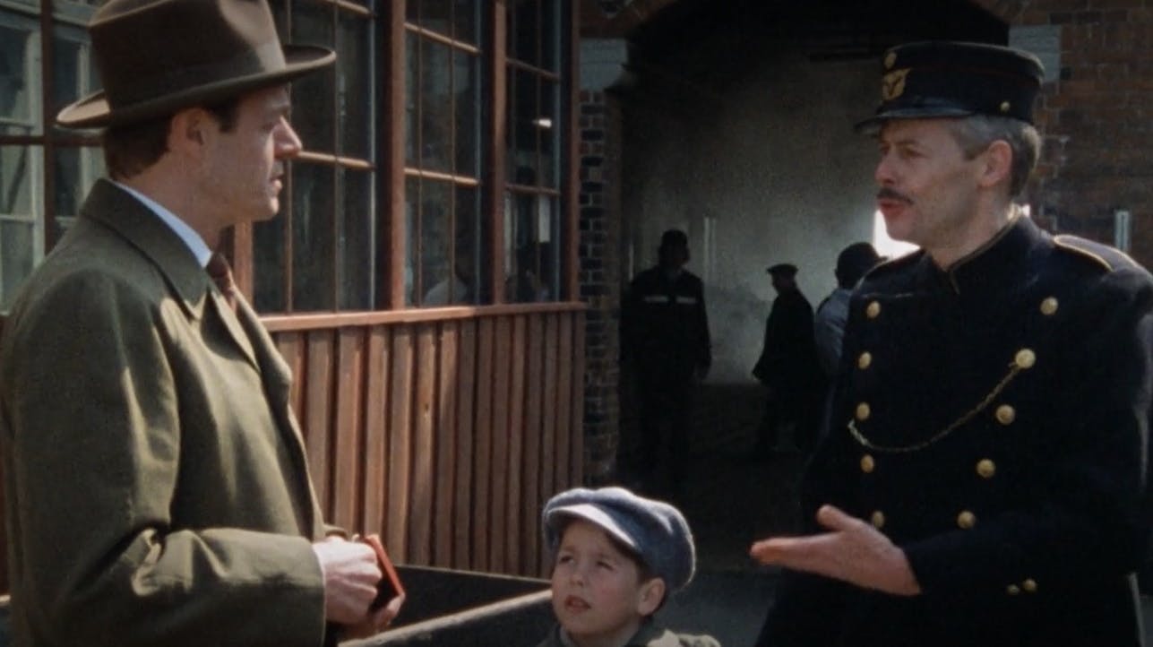 Det er scenen her, der gjorde Søren Rode landskendt, da han stoppede lille Daniel på togstationen i første afsnit af Matador.