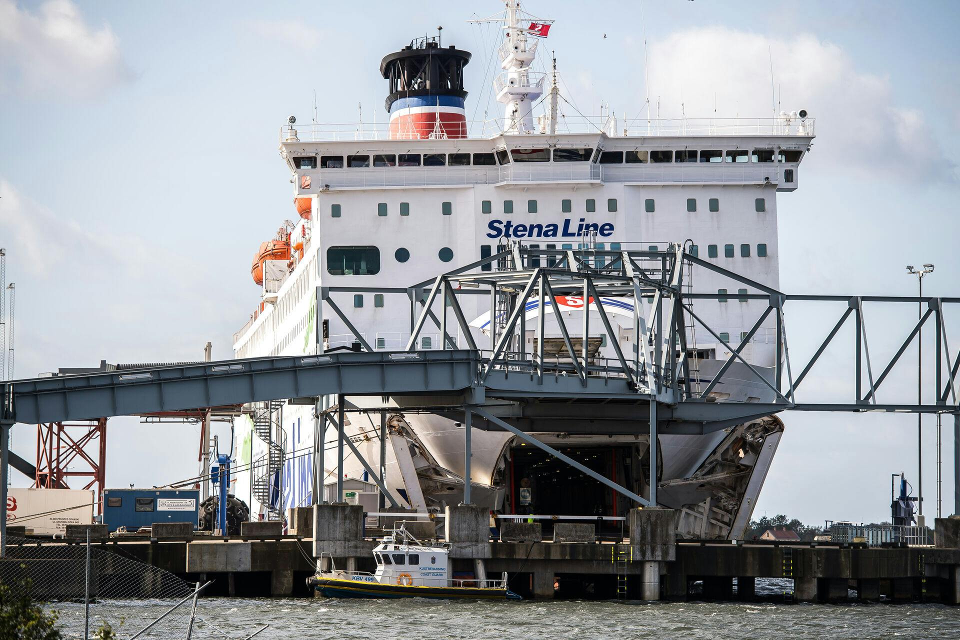 Det er færgen her, Stena Spirit, at de to personer skulle være faldet overbord på.