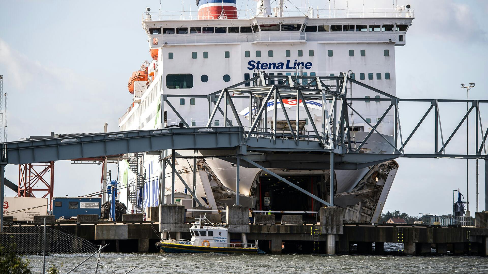 Det er færgen her, Stena Spirit, at de to personer skulle være faldet overbord på.