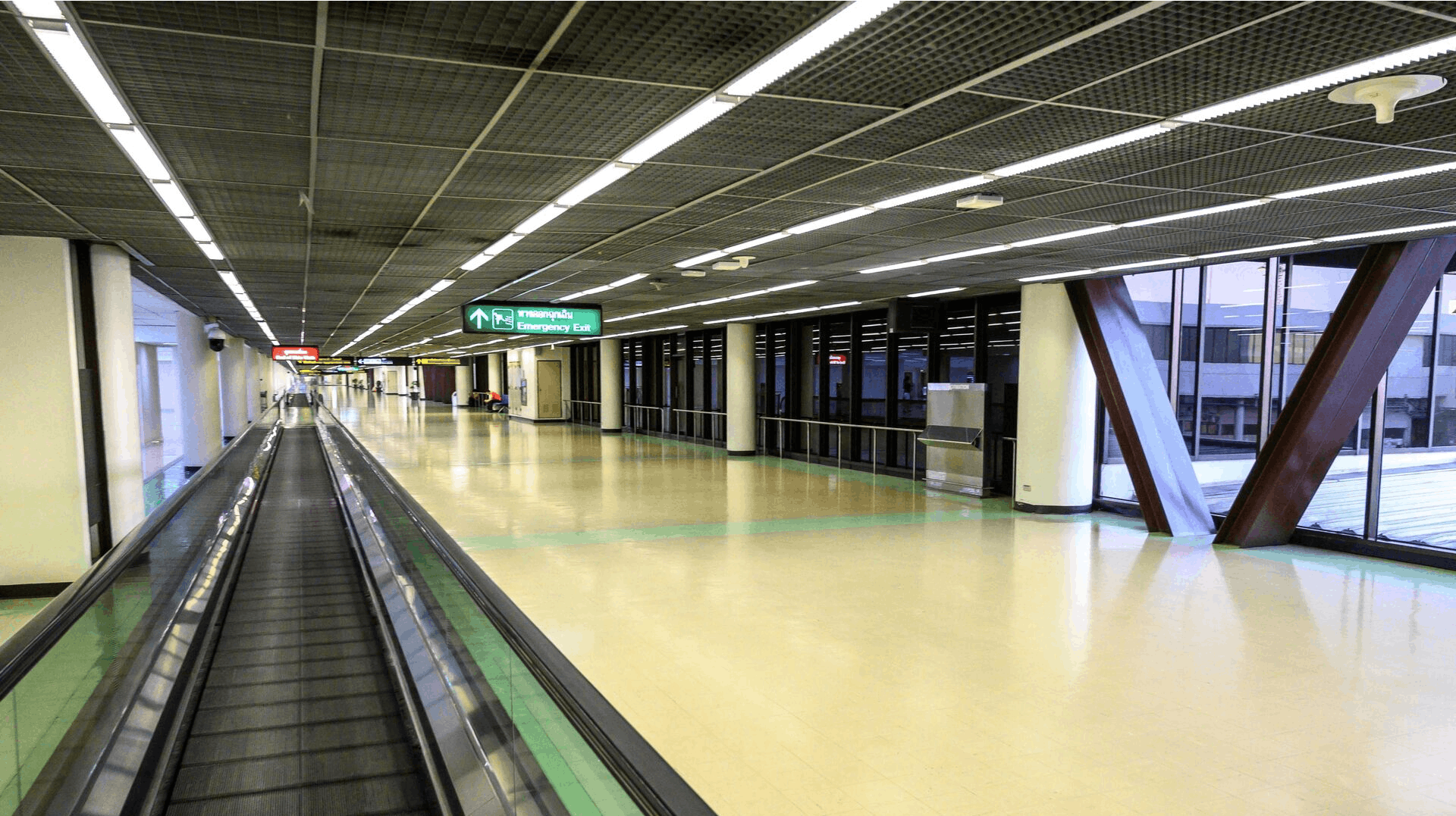 Det var et rullende fortov som dette i Don Mueang International Airport i Bangkok, der kostede kvinden hendes venstre ben.