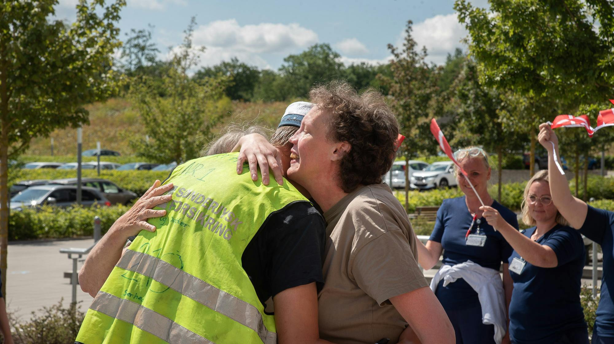 - Tillykke, min søn. Pia har kræft og er indlagt. Men det forhindrer hverken hende - eller mormor Lis, der også er indlagt - i at give 19-årige Lucas et velfortjent kram.