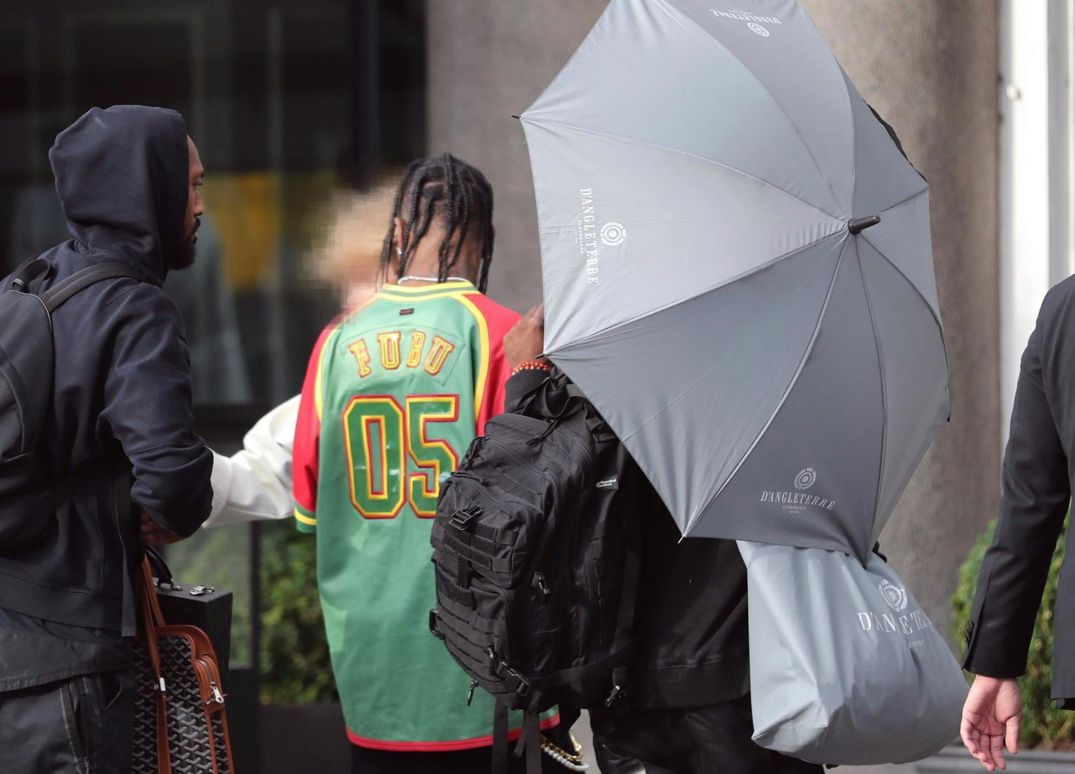 Paraplyen afslører, at den 32-årige rapper bor på byens fineste hotel.
