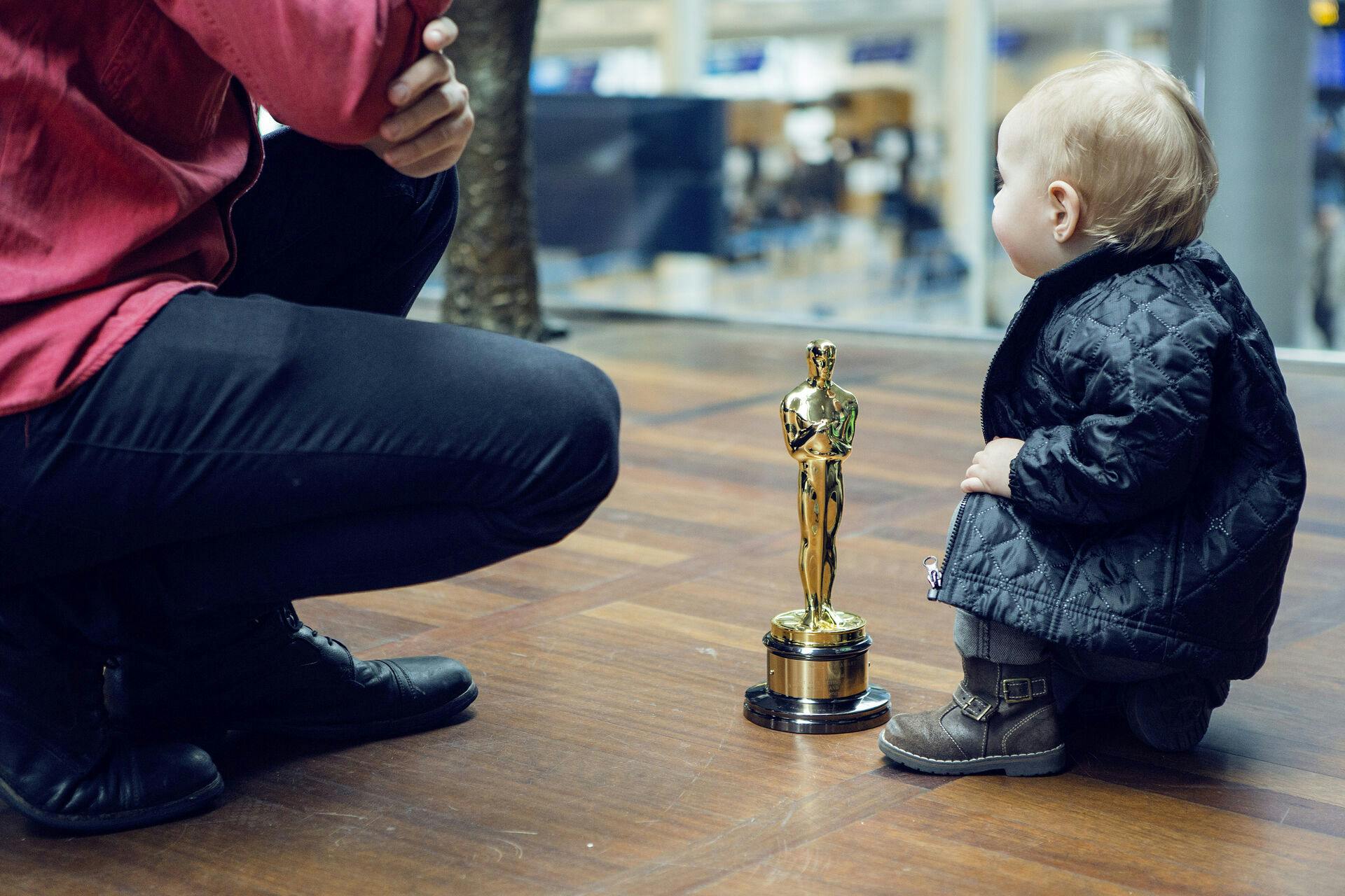 Man kan ikke ansøge om at blive medlem af det fine Oscar-selskab. Som i alle eksklusive "klubber" bliver kandidaterne inviteret. Men så kan de også være med til at udpege kommende Oscar-vindere.