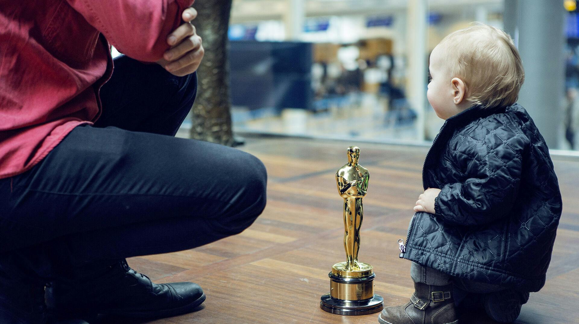 Man kan ikke ansøge om at blive medlem af det fine Oscar-selskab. Som i alle eksklusive "klubber" bliver kandidaterne inviteret. Men så kan de også være med til at udpege kommende Oscar-vindere.