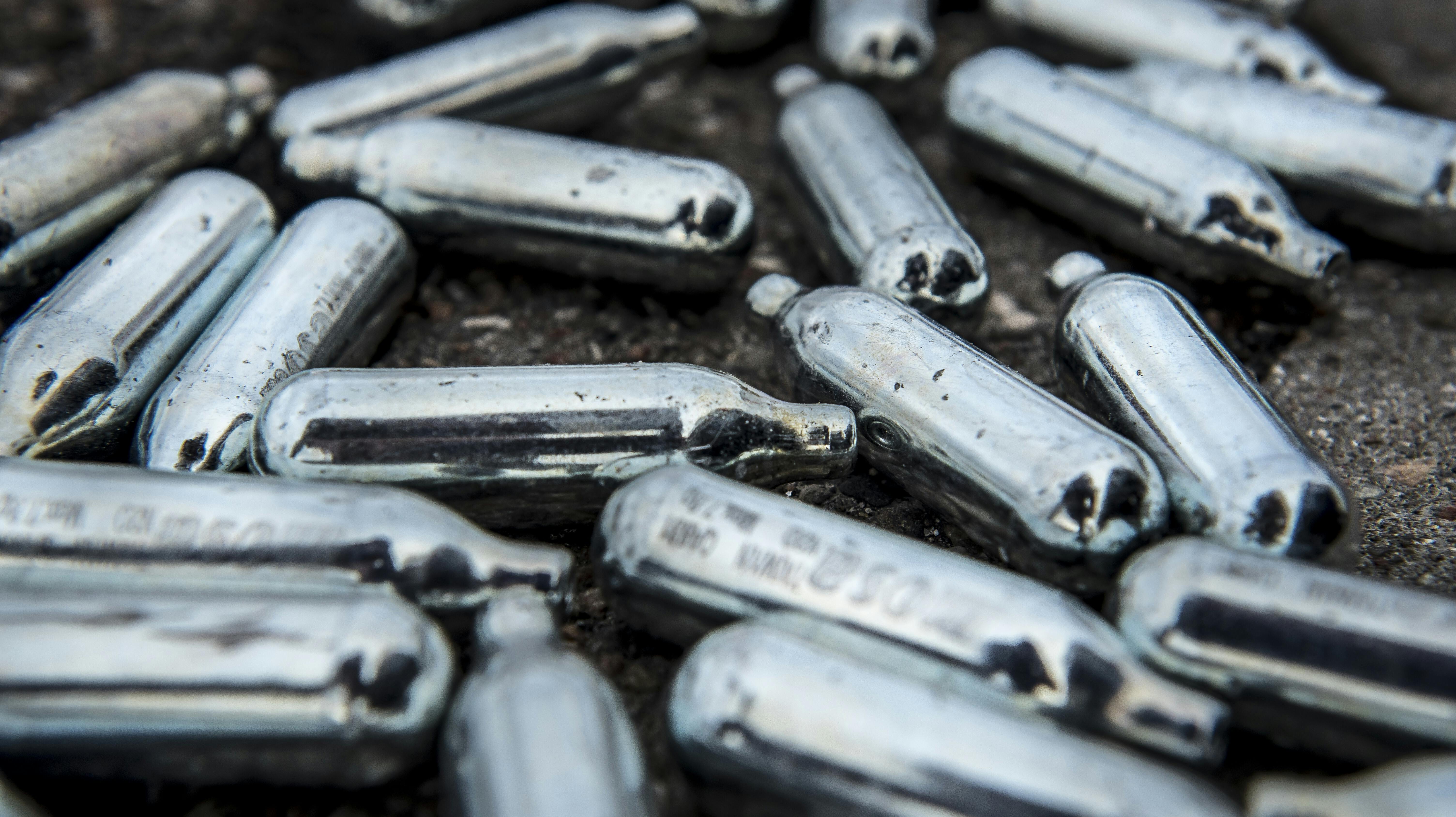 Fra 1. juli er det kun tilladt at være i besiddelse af lattergas på offentlige steder, hvis man skal bruge det til erhverv eller et andet anerkendelsesværdigt formål.  