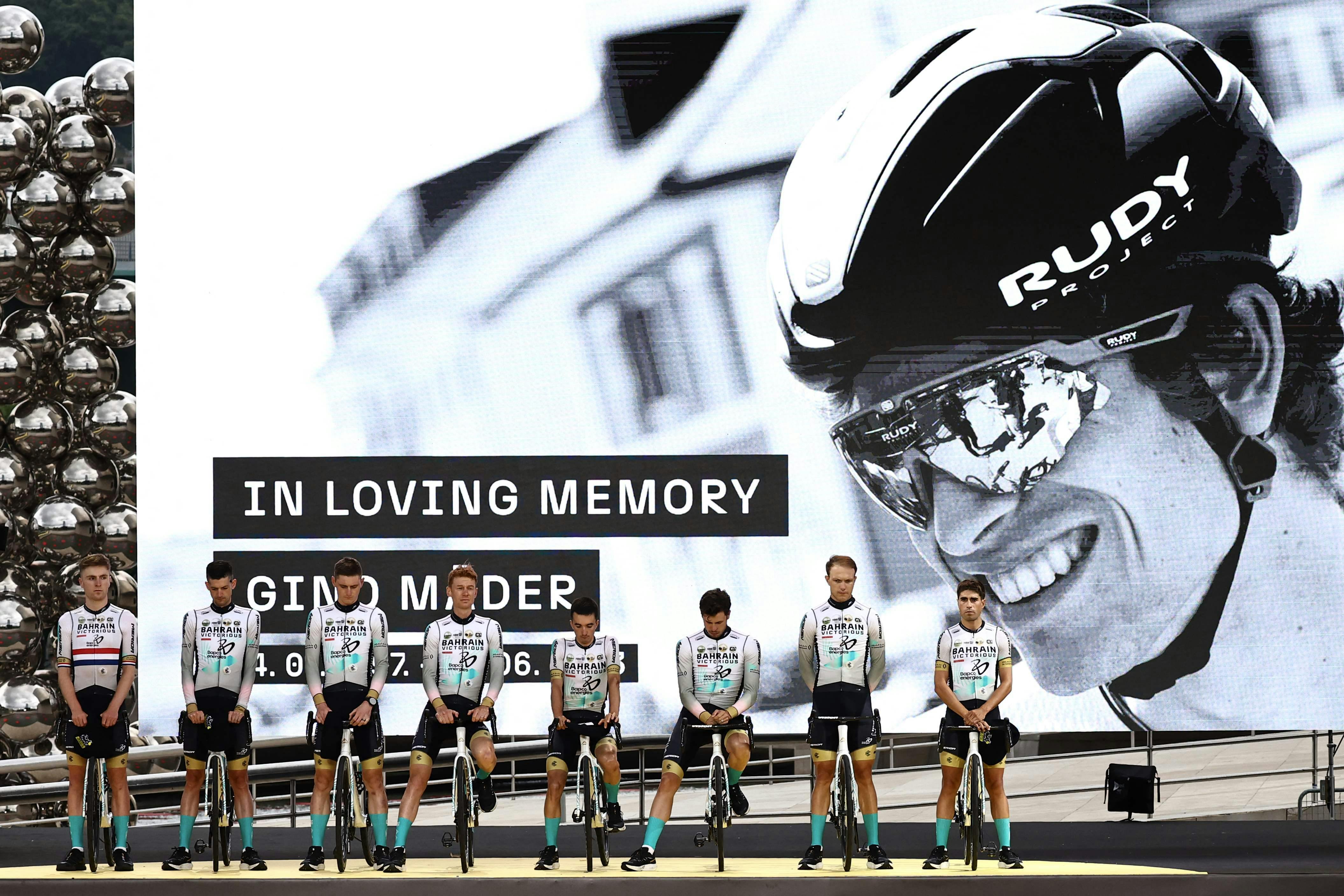 Den schweiziske cykelrytter Gino Mäder døde, efter han styrtede voldsom ned ad en skrænt under etapeløbet Schweiz Rundt.