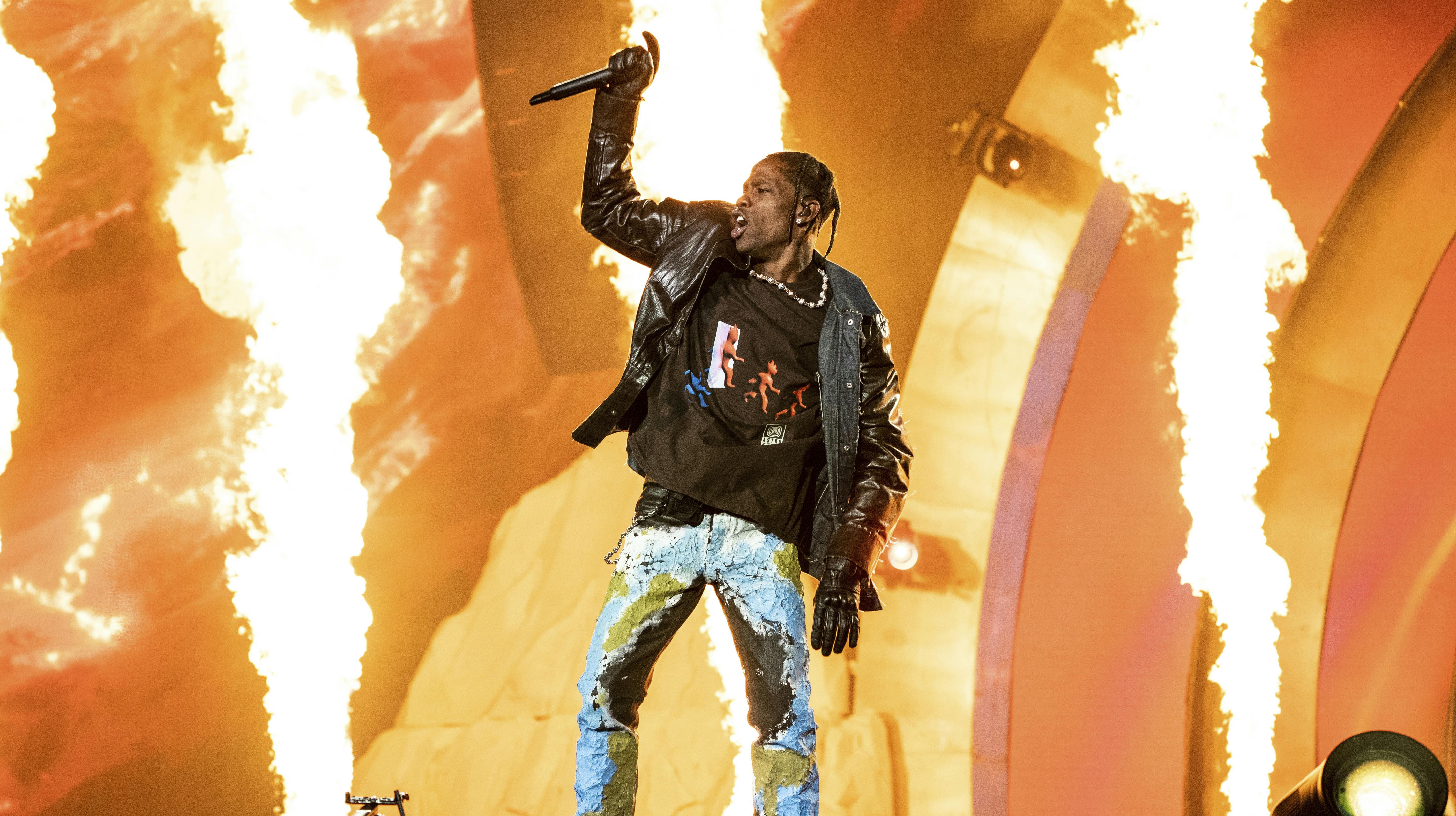 Her ses Travis Scott på scenen kort inden tragedien.
