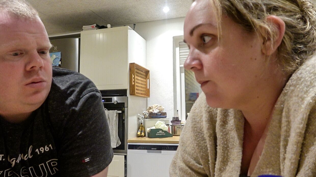 Lasse og Simone i sengen sammen i DR-programmet "Fede forhold".