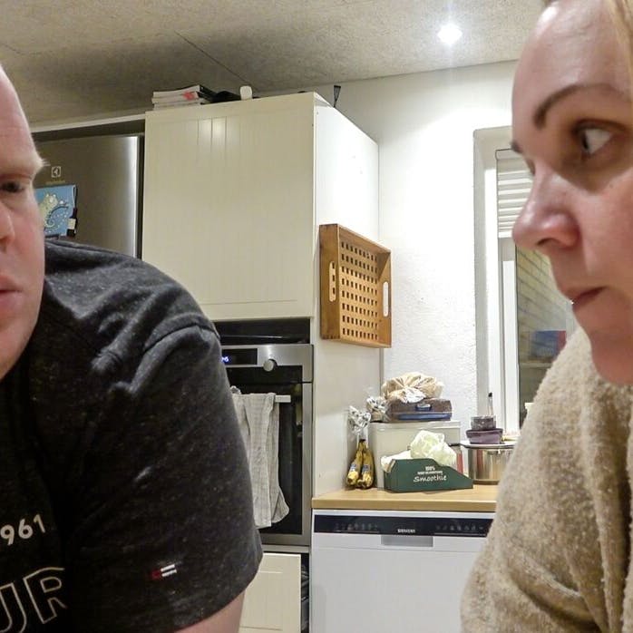 Lasse og Simone i sengen sammen i DR-programmet "Fede forhold".