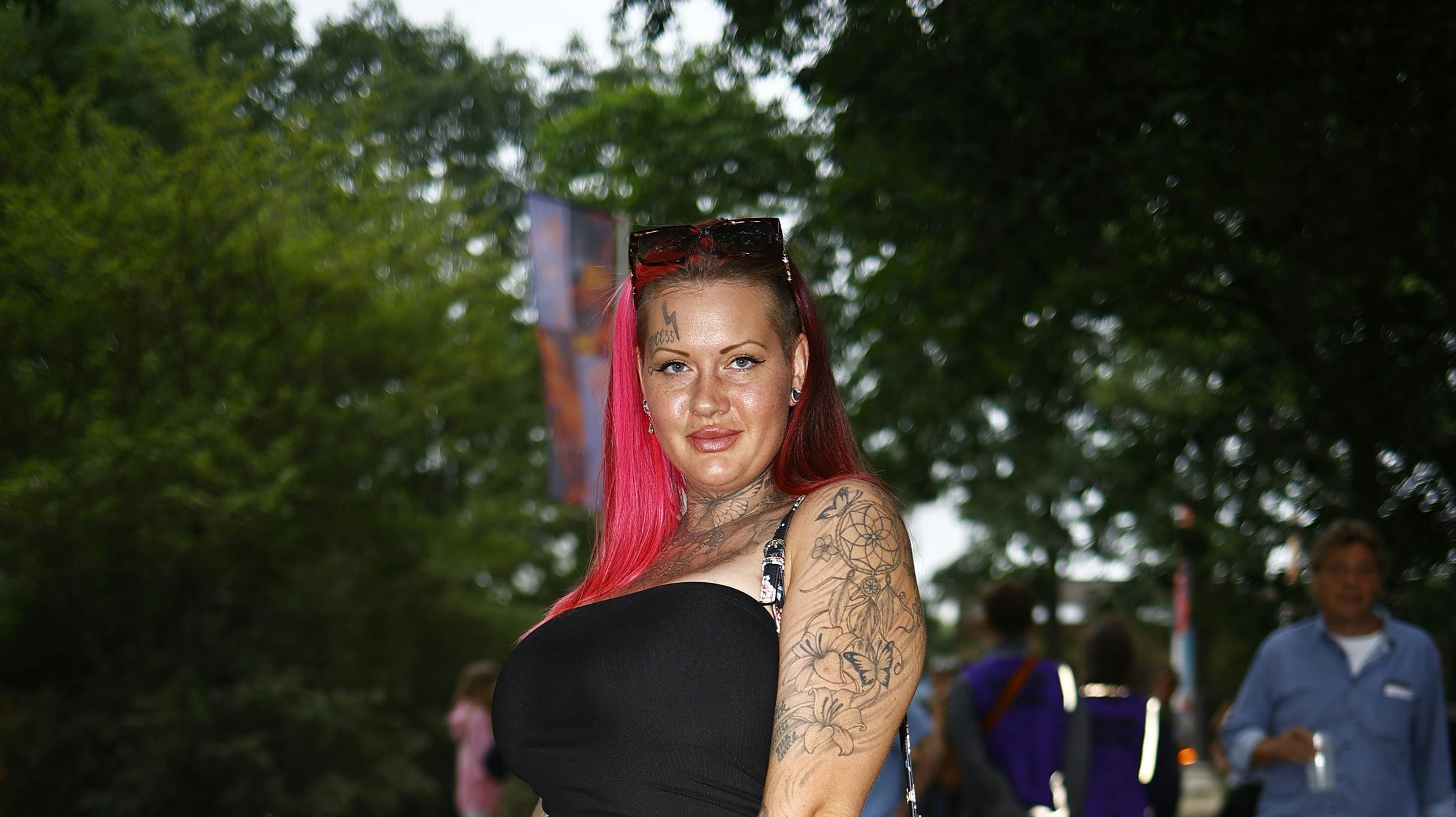 Trine Bjerrehuus, der for nylig er blevet single, er klar til at feste løs på Roskilde Festival efter sin deltagelse i "Kærlighed, hvor kragerne vender".