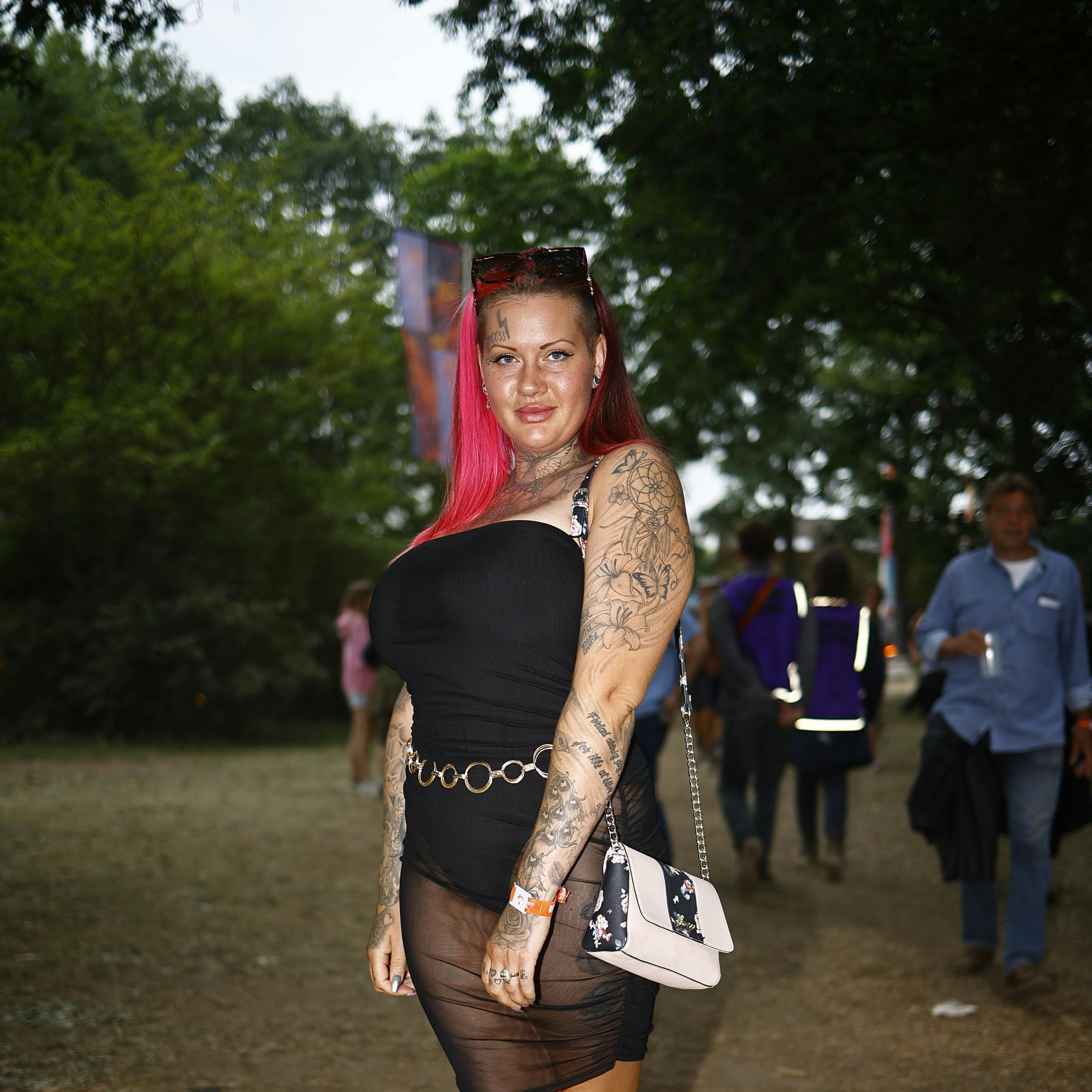 Trine Bjerrehuus, der for nylig er blevet single, er klar til at feste løs på Roskilde Festival efter sin deltagelse i "Kærlighed, hvor kragerne vender".