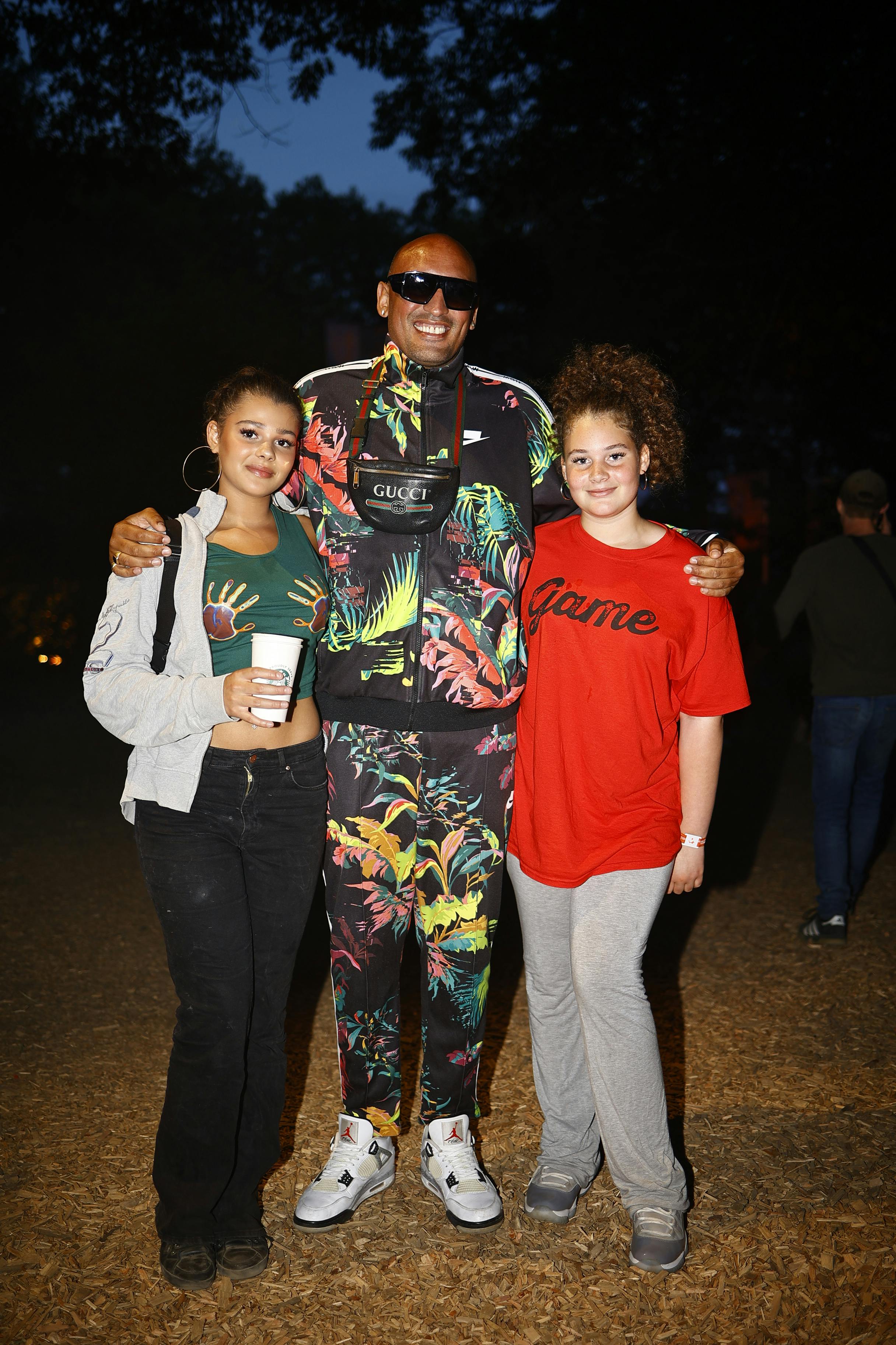 Wafande får døtrene med i mediebyen. De har fået lov af mor at være med på festival, hvis far også er der.